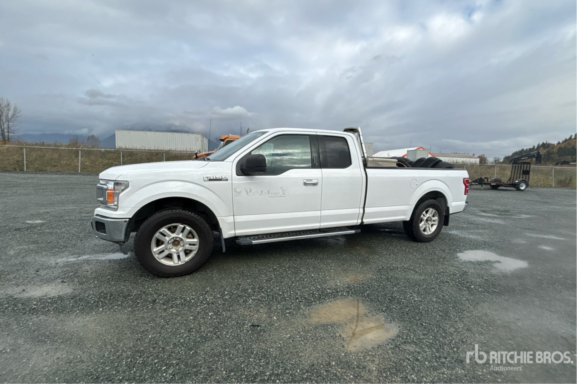 General Appearance with Bild, Ecke vorne links