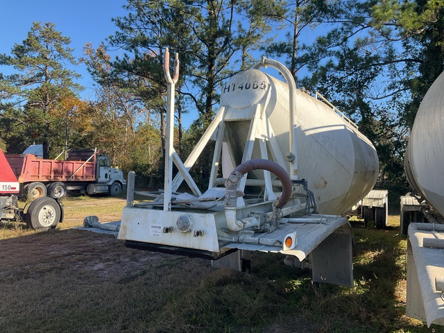 1976 Fruehauf T/A Pneumatic Bulk Trailer 1976 Fruehauf T/A Pneumatic Bulk Trailer