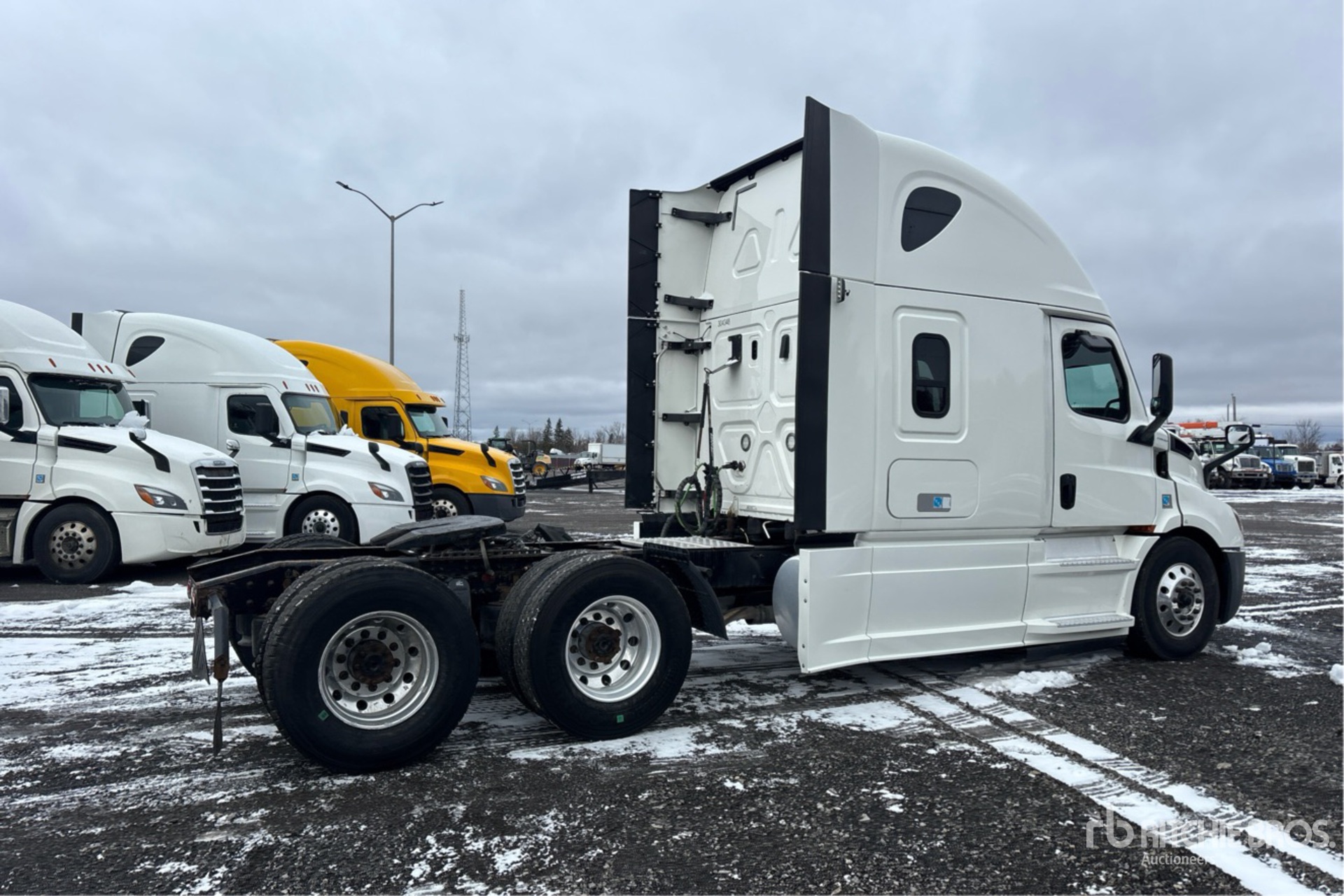 Aspect général with Image, coin arrière droit