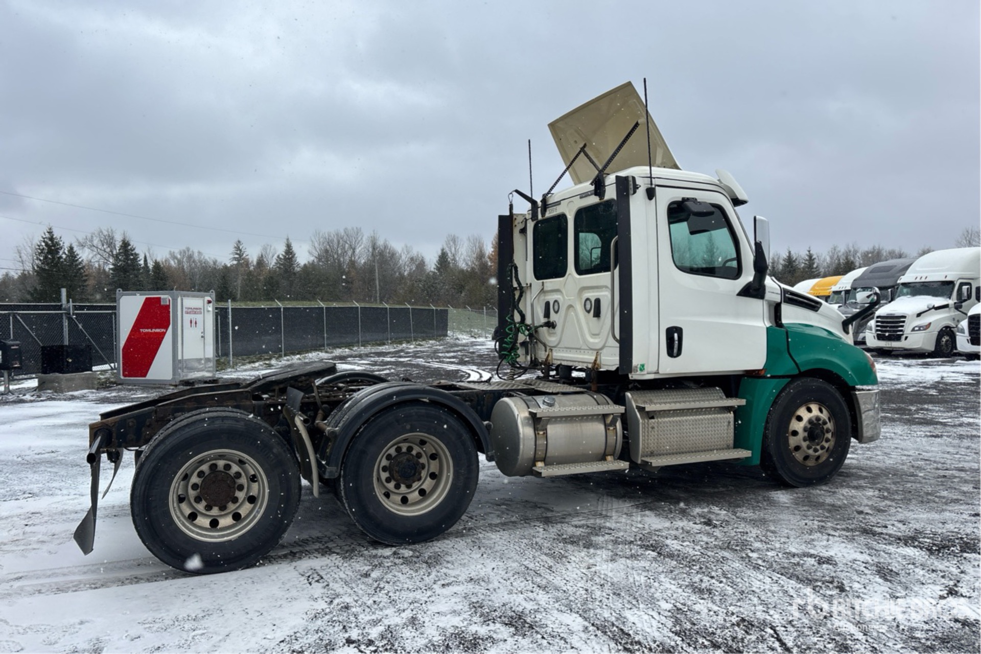 Aspect général with Image, coin arrière droit