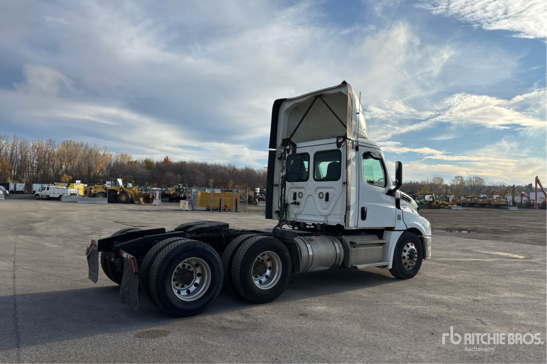 General Appearance with Foto, angolo anteriore sinistro