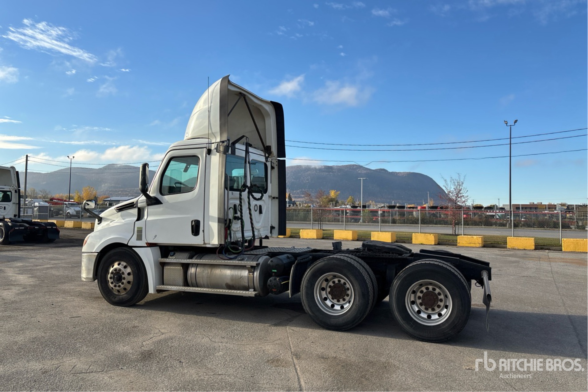 General Appearance with Foto, angolo posteriore sinistro