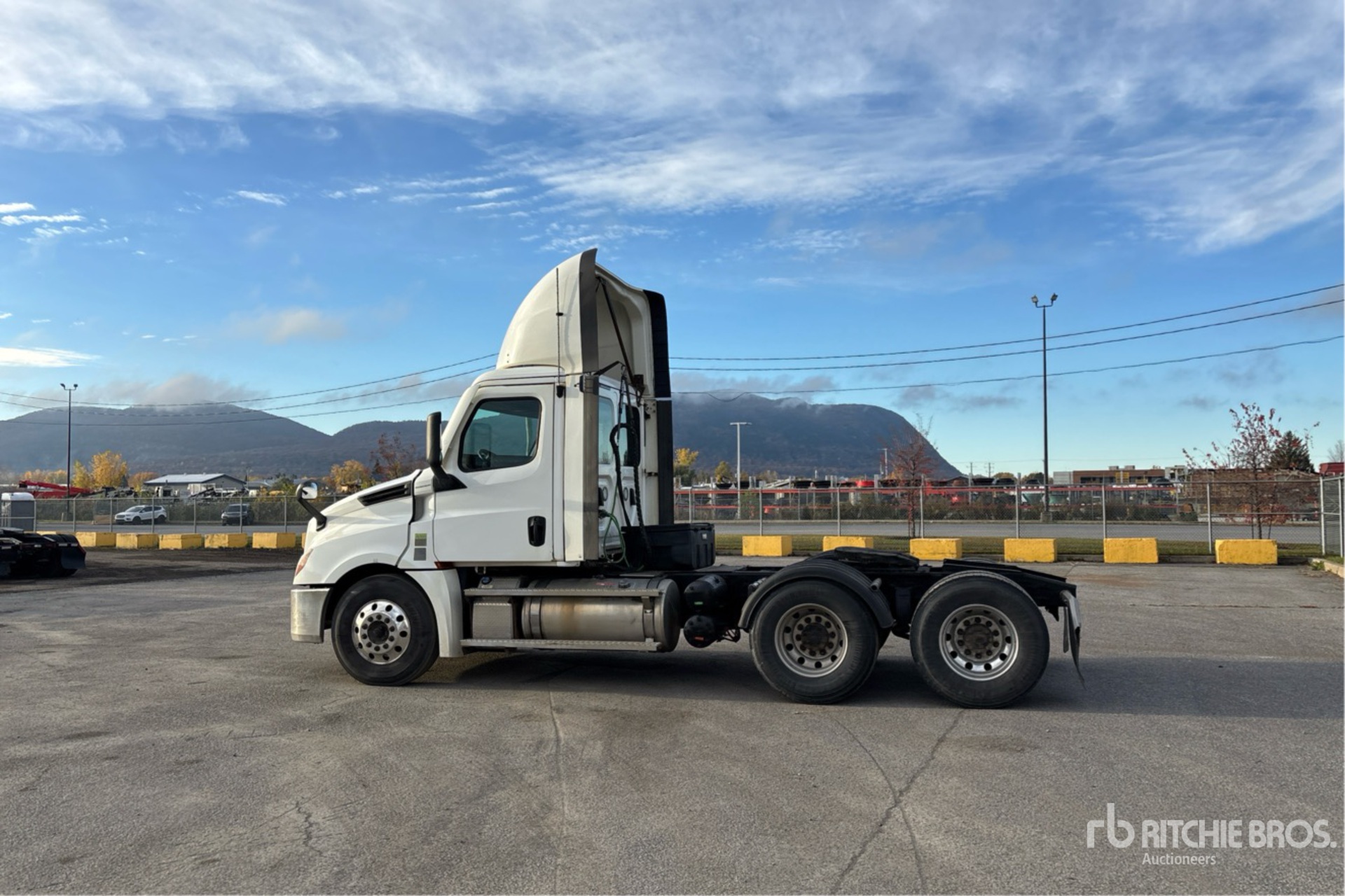 General Appearance with Foto, angolo posteriore sinistro