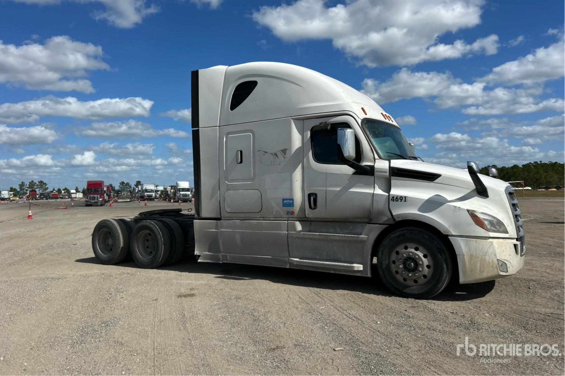 General Appearance with Bild, Ecke vorne rechts