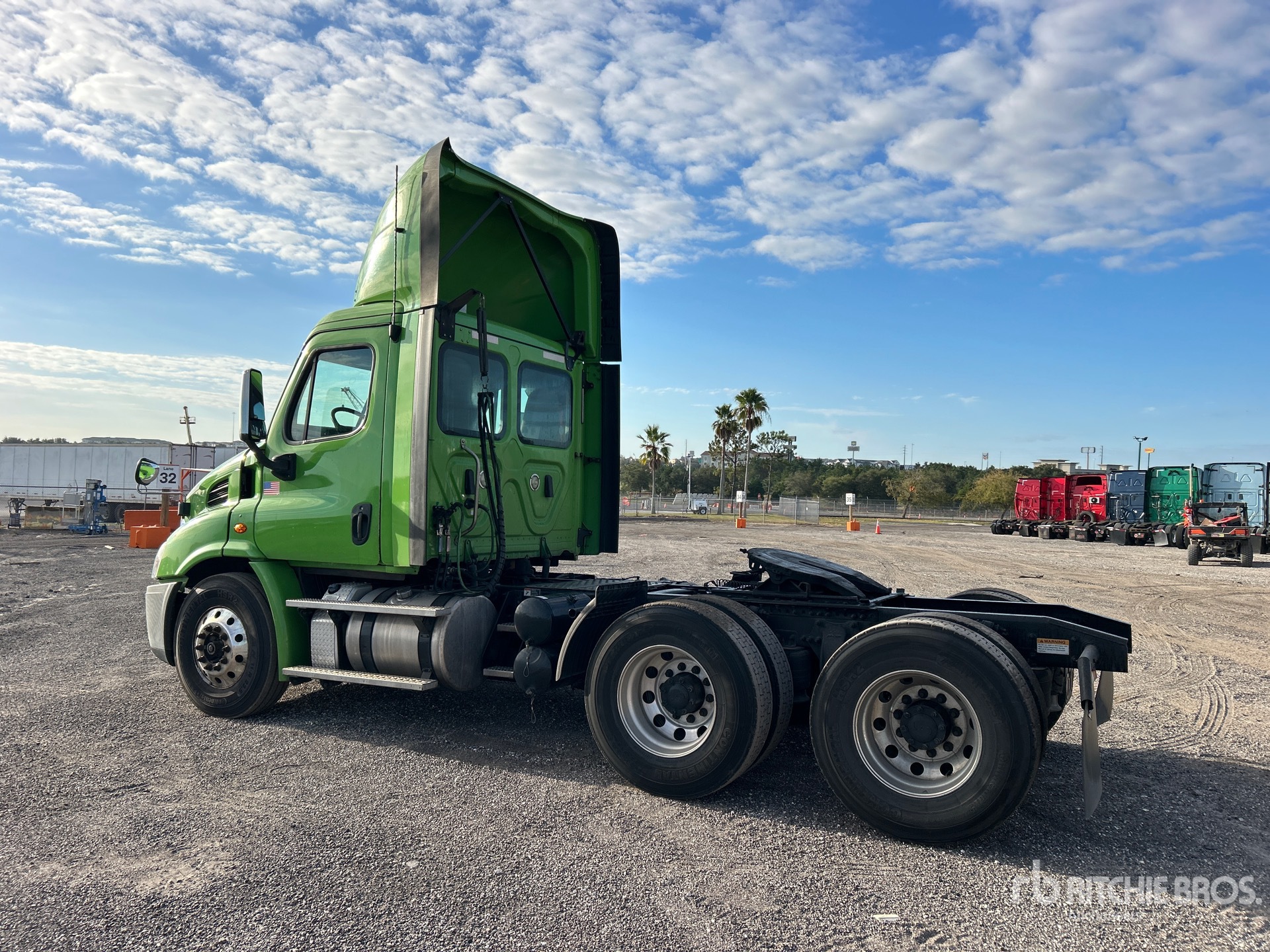 General Appearance with Foto, angolo posteriore sinistro