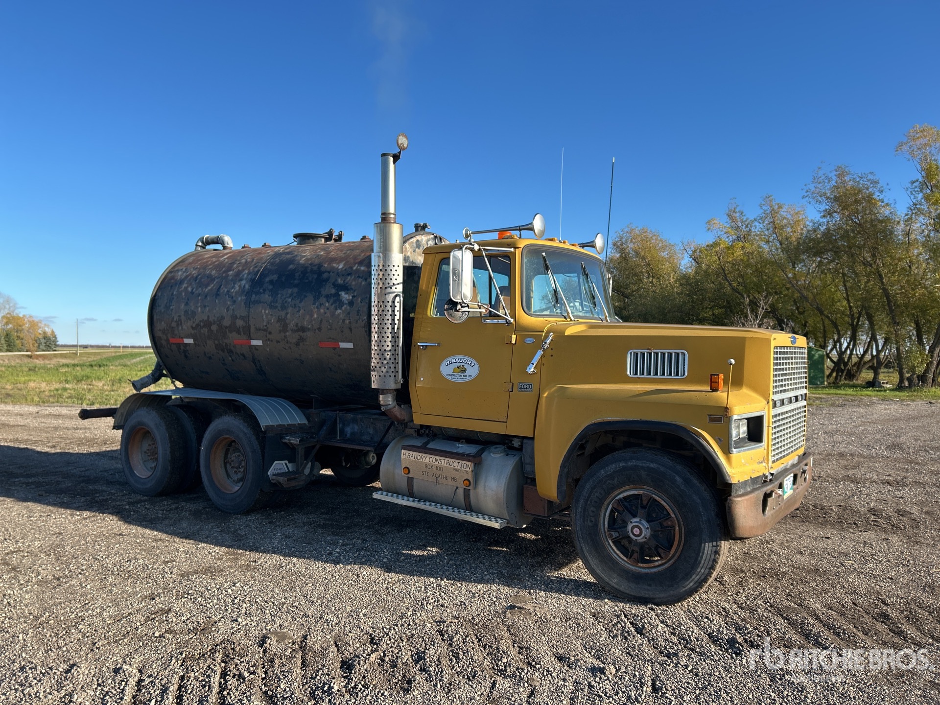 General Appearance with Bild, Ecke vorne rechts