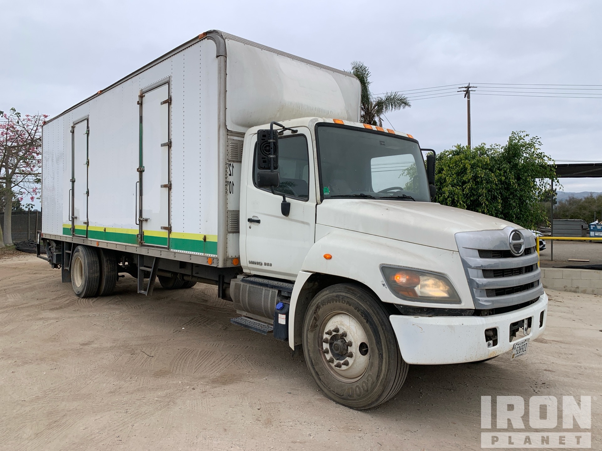 General Appearance with Bild, Ecke vorne rechts