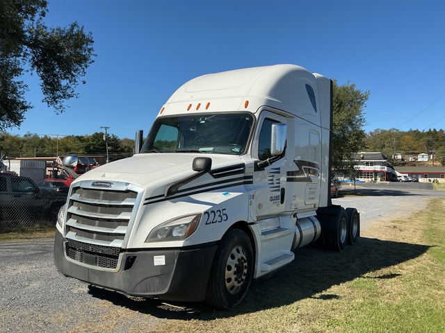 2018 Freightliner Cascadia 126 6x4 T/A Sleeper Truck Tractor 2018 Freightliner Cascadia 126 6x4 T/A Sleeper Truck Tractor