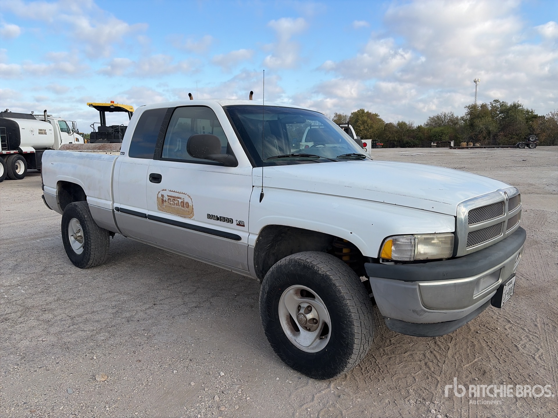 General Appearance with Picture, Right Front Corner