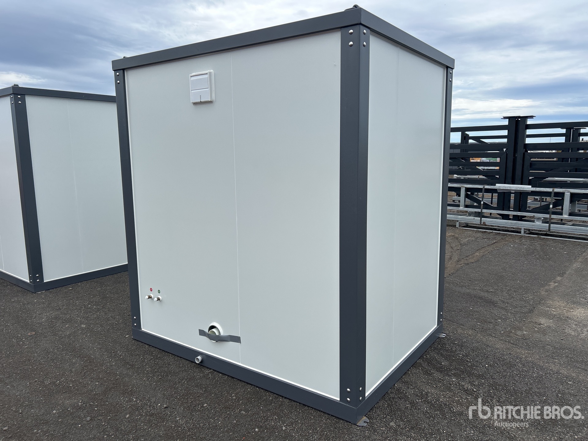 General Appearance with Bild, Ecke hinten rechts