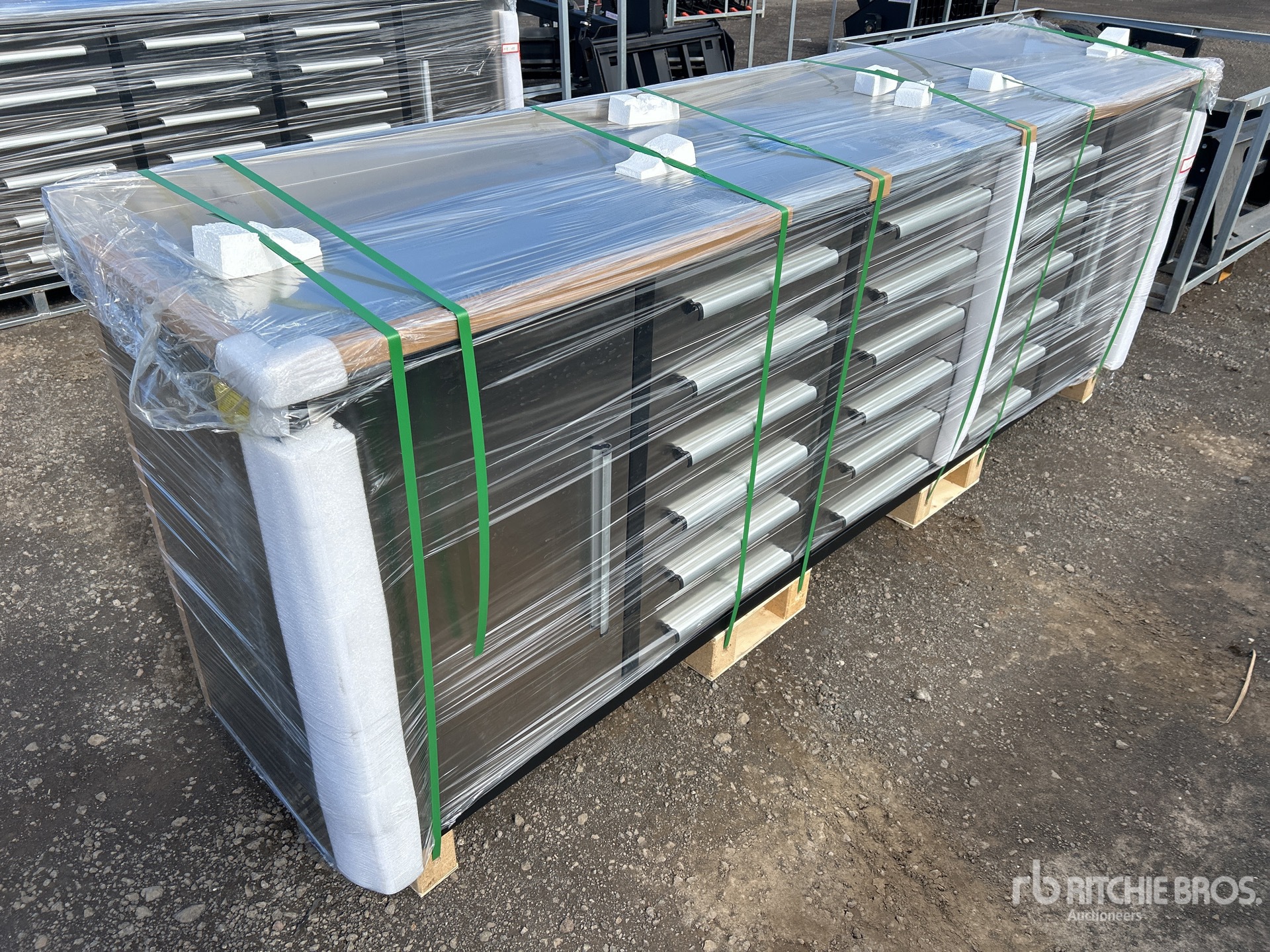 General Appearance with Bild, Ecke vorne rechts