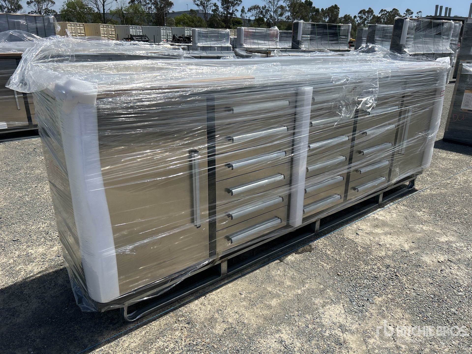 General Appearance with Bild, Ecke vorne rechts