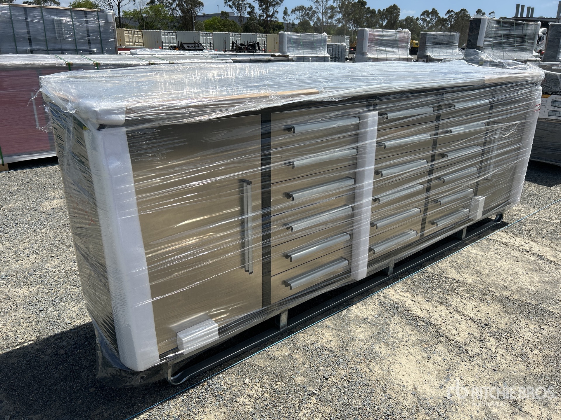 General Appearance with Bild, Ecke vorne rechts