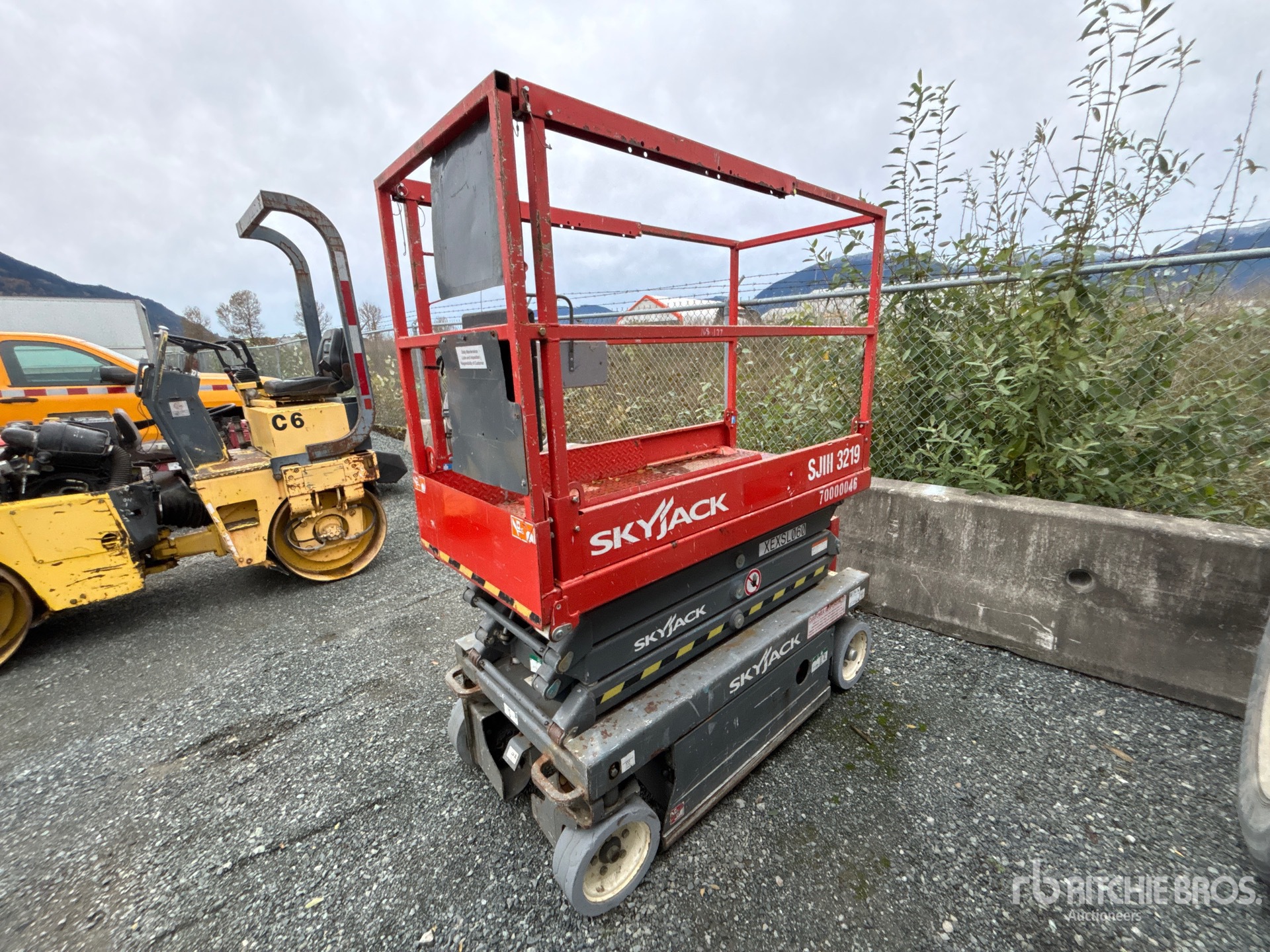 General Appearance with Picture, Left Front Corner