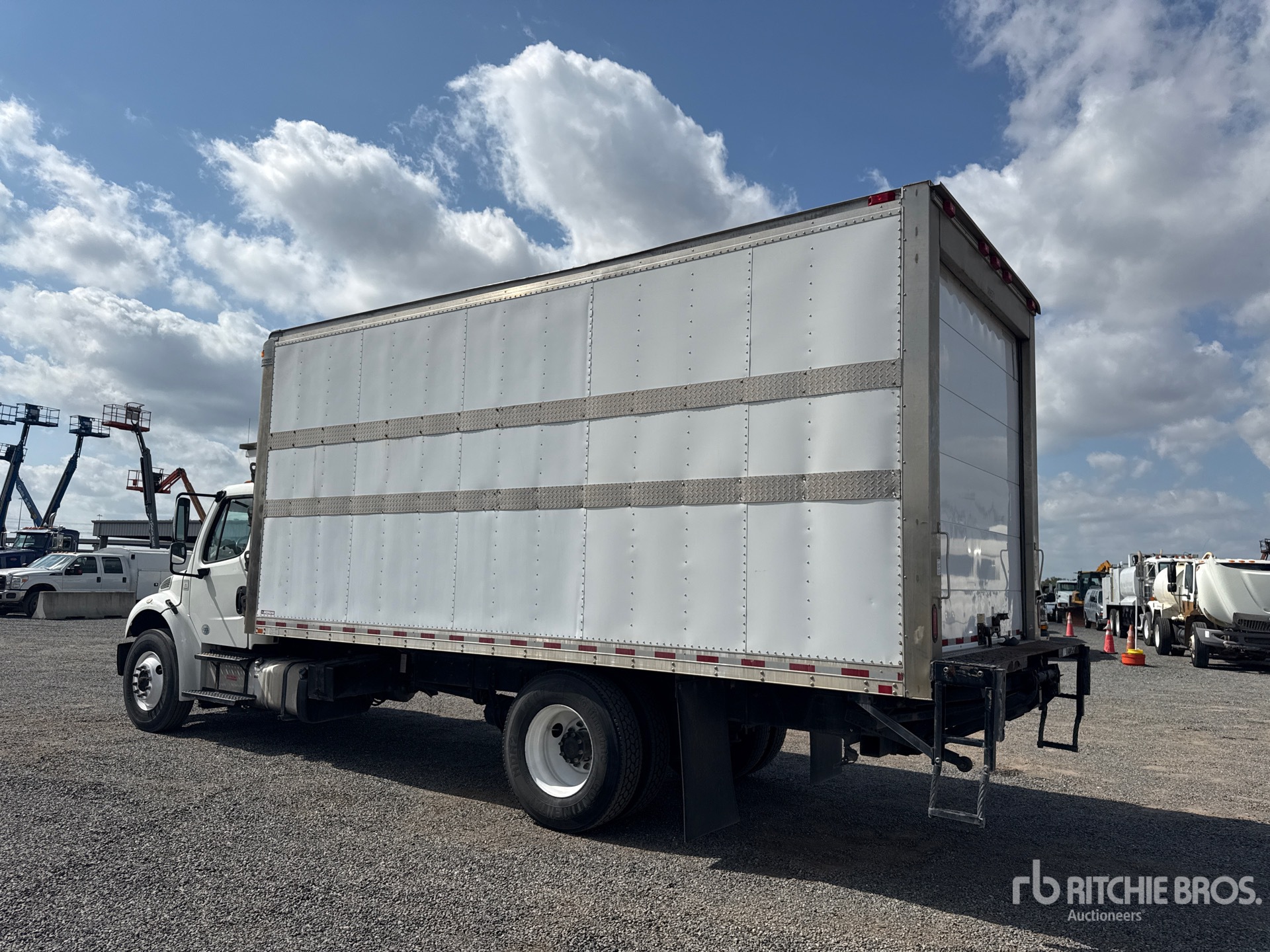 Aspect général with Image, coin arrière gauche