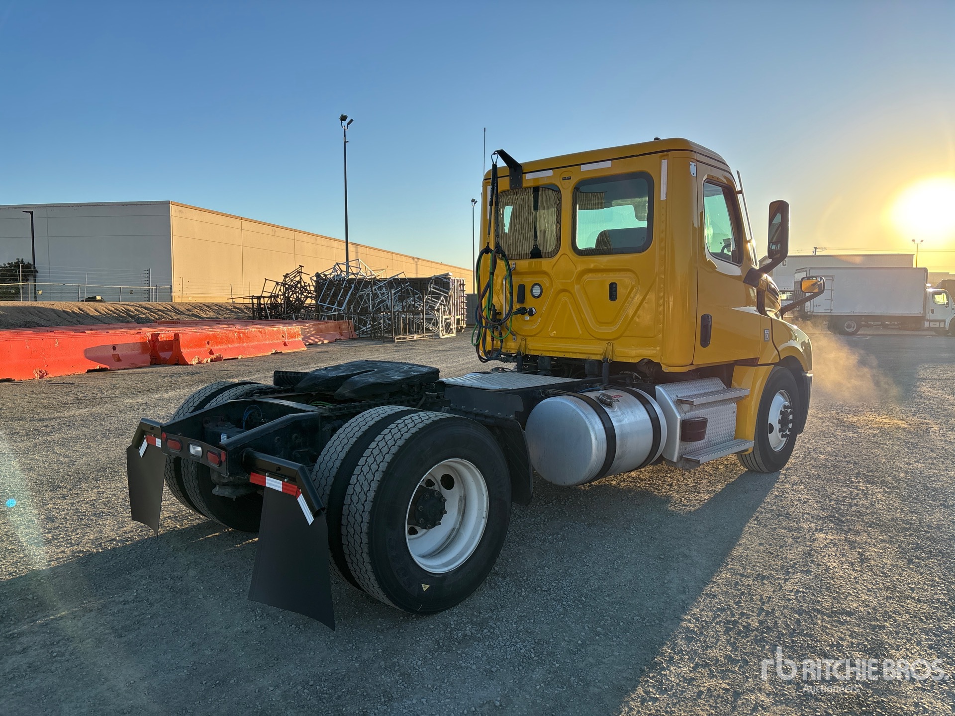 Aspect général with Image, coin arrière droit