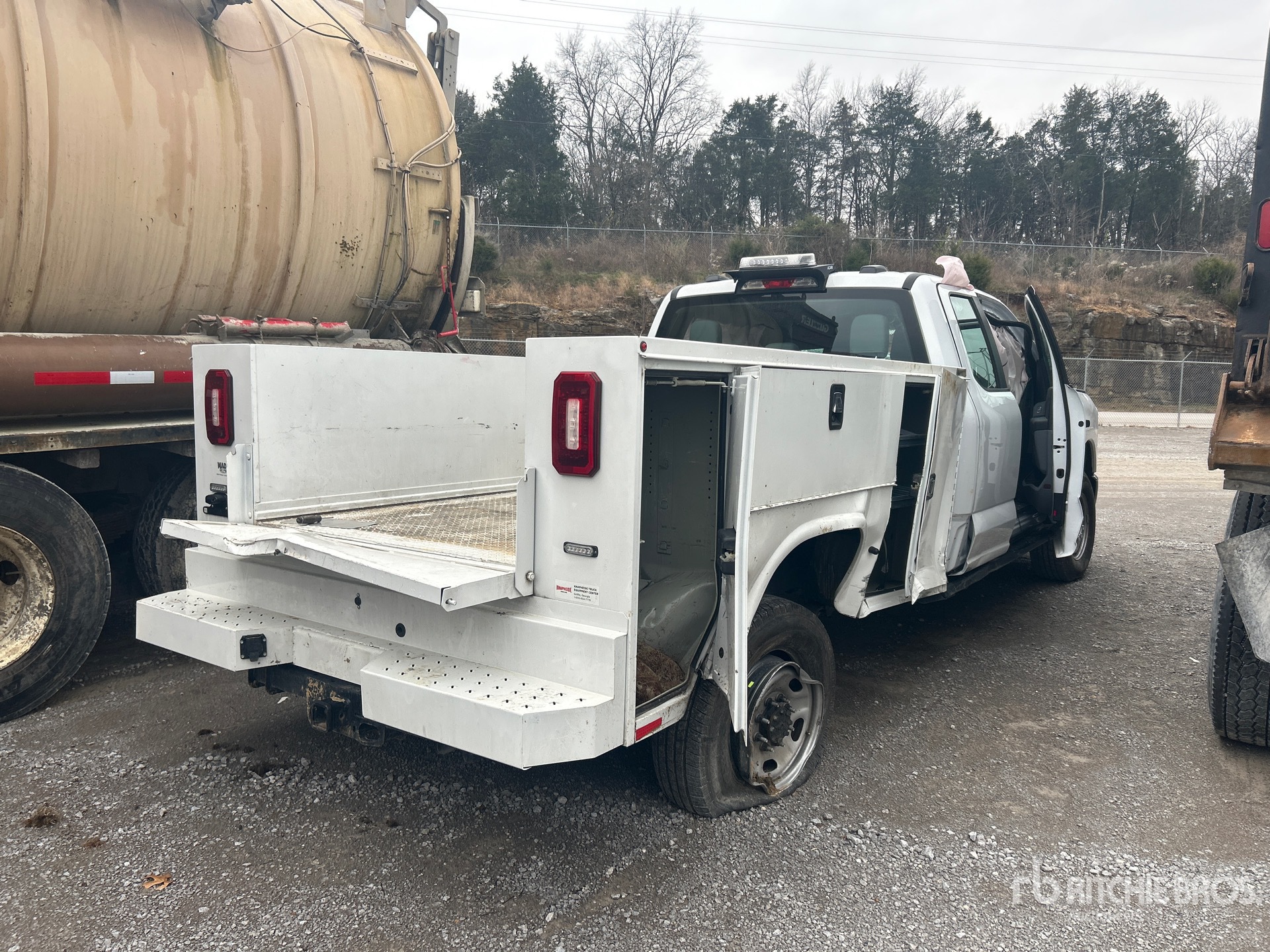 Aspect général with Image, coin arrière droit