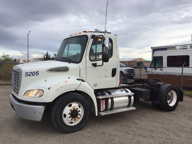 2013 Freightliner 108SD 4x2 S/A Day Cab Truck Tractor 2013 Freightliner 108SD 4x2 S/A Day Cab Truck Tractor