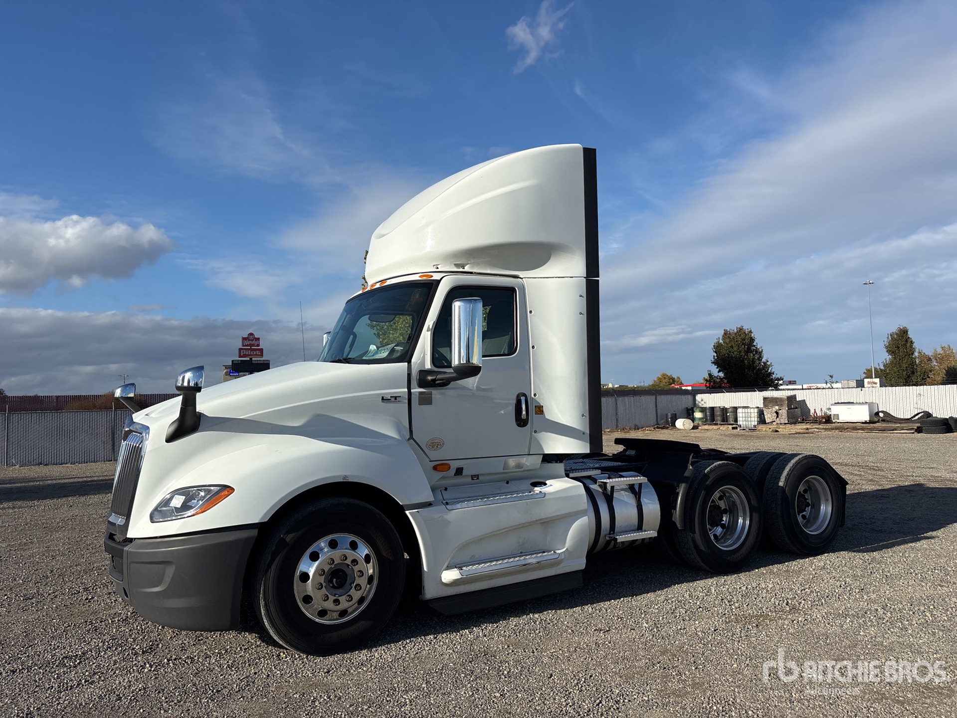 General Appearance with Bild, Ecke vorne links