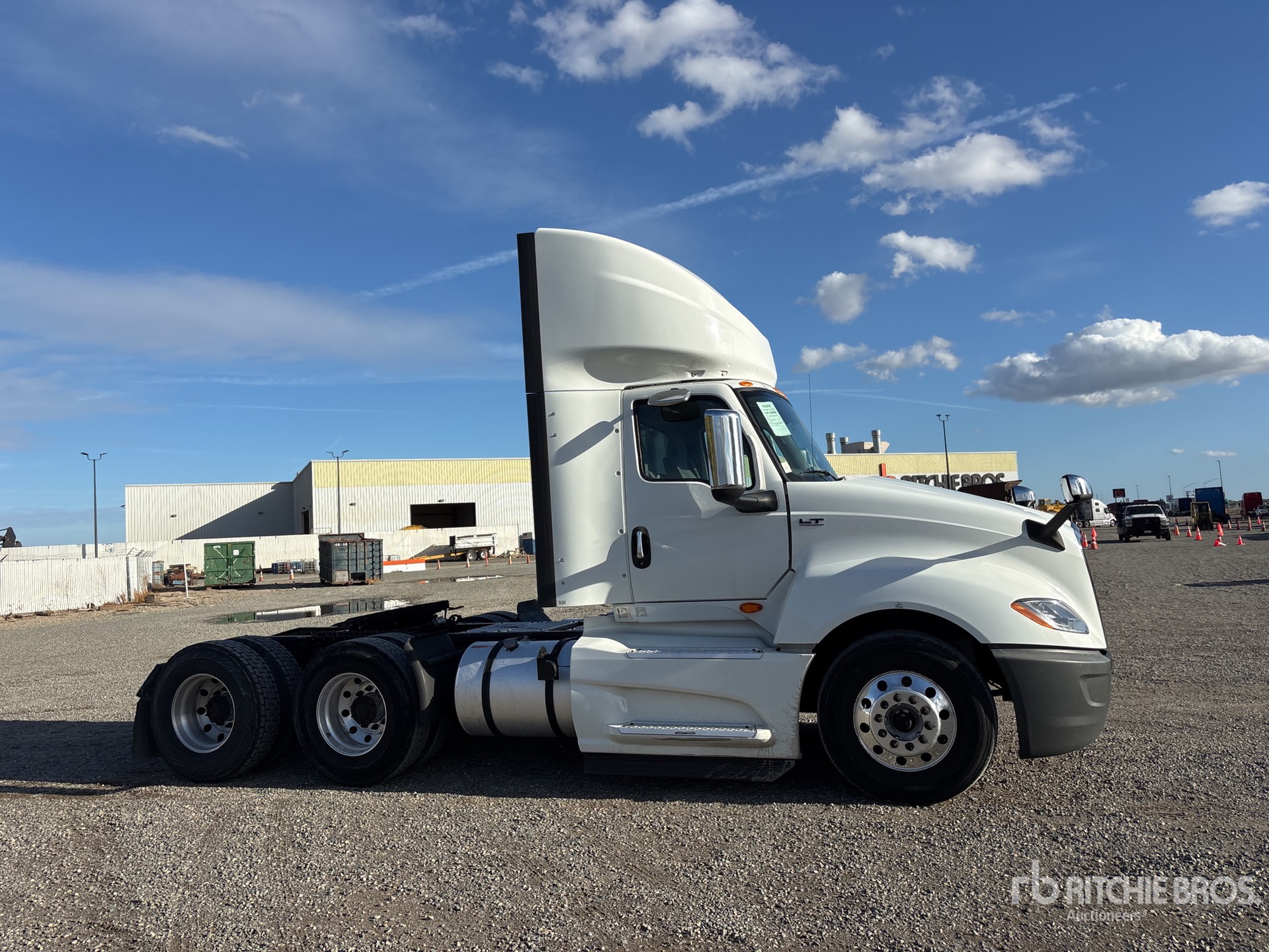 General Appearance with Bild, Ecke vorne rechts