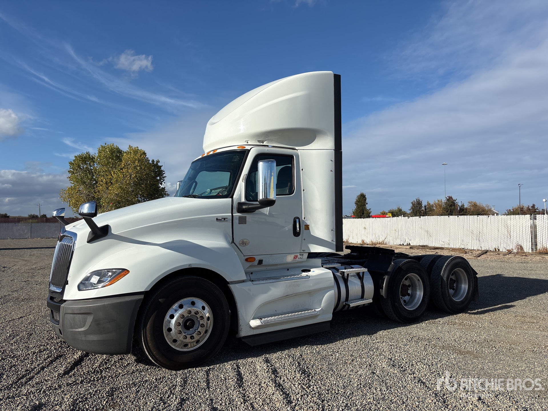 General Appearance with Bild, Ecke vorne links