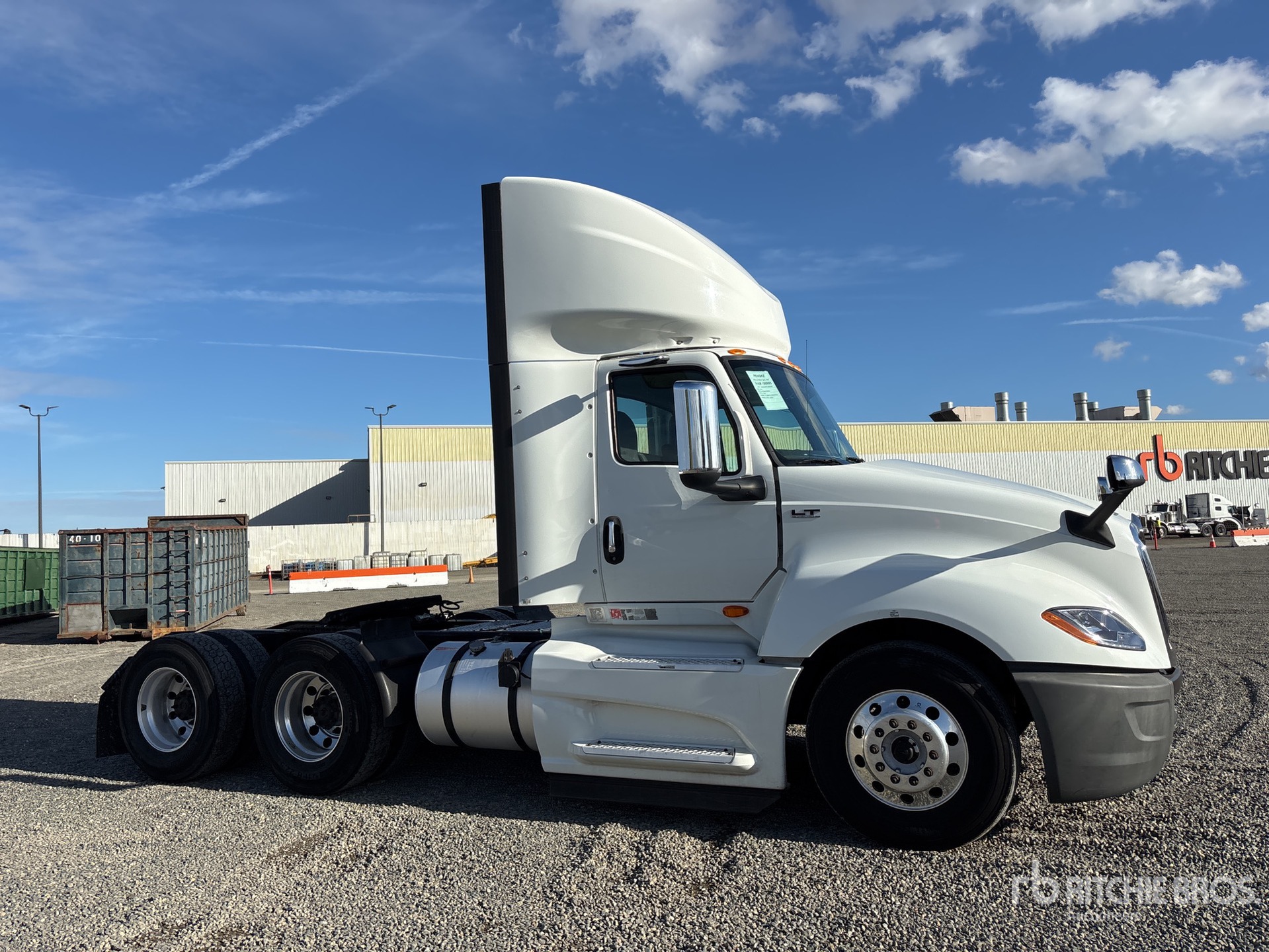 General Appearance with Bild, Ecke vorne rechts