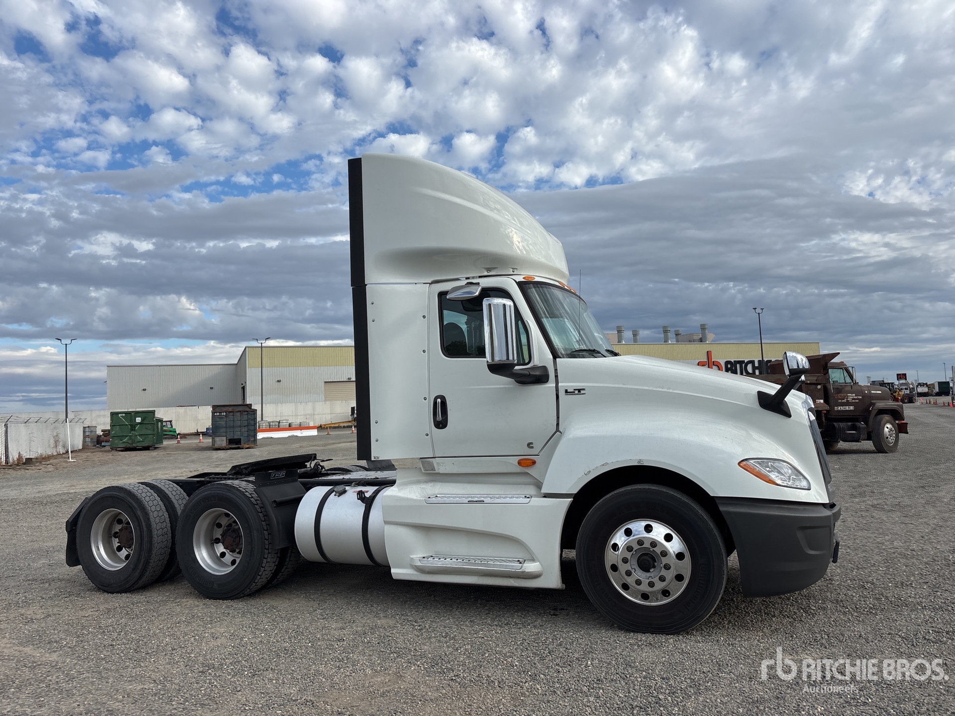 Aspect général with Image, coin avant droit