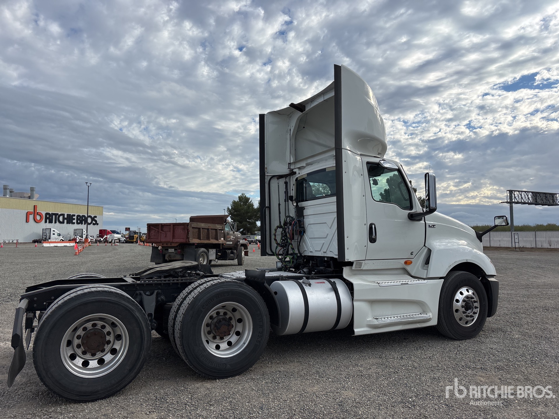 Aspect général with Image, coin arrière droit