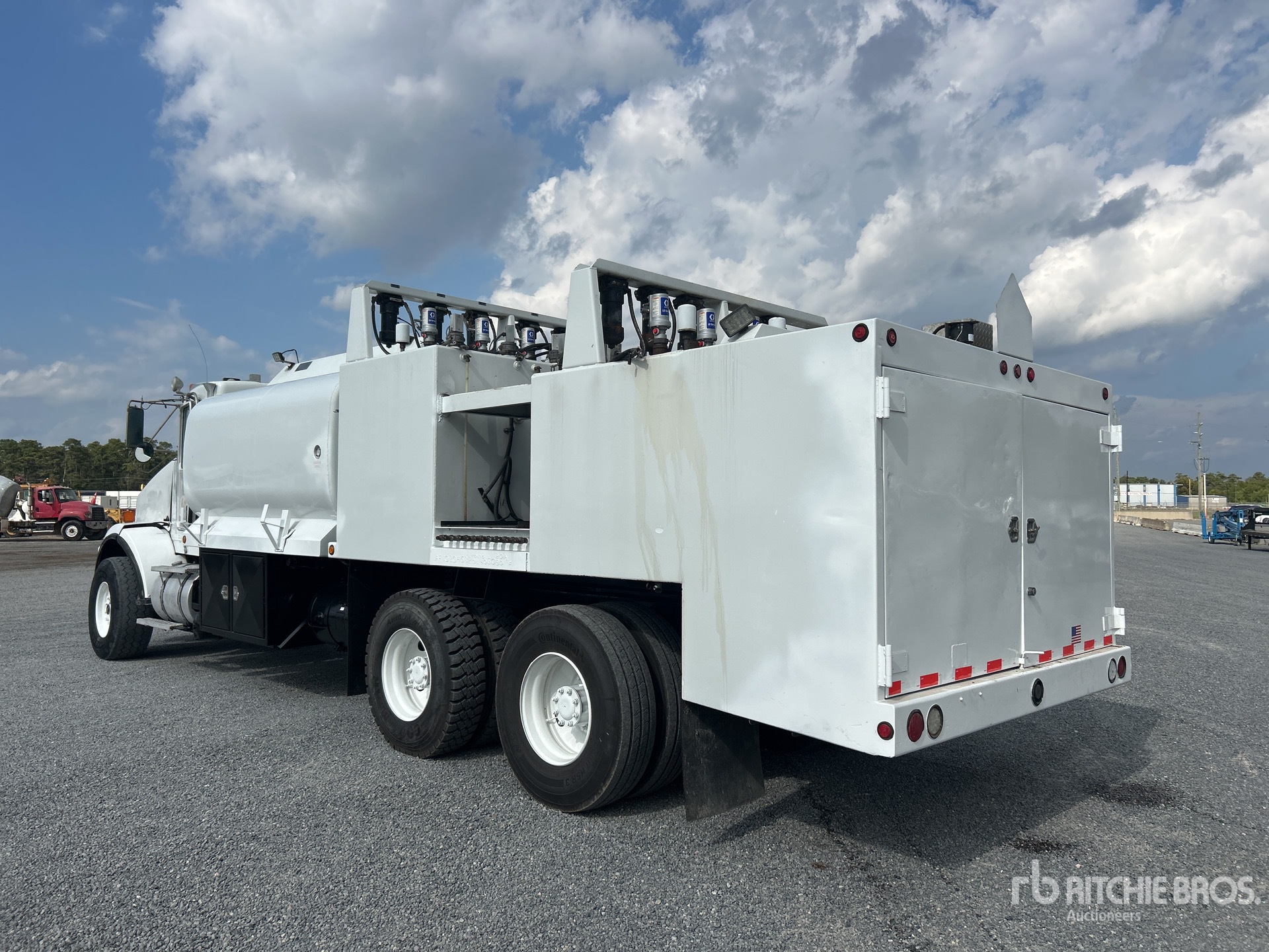 General Appearance with Foto, angolo posteriore sinistro