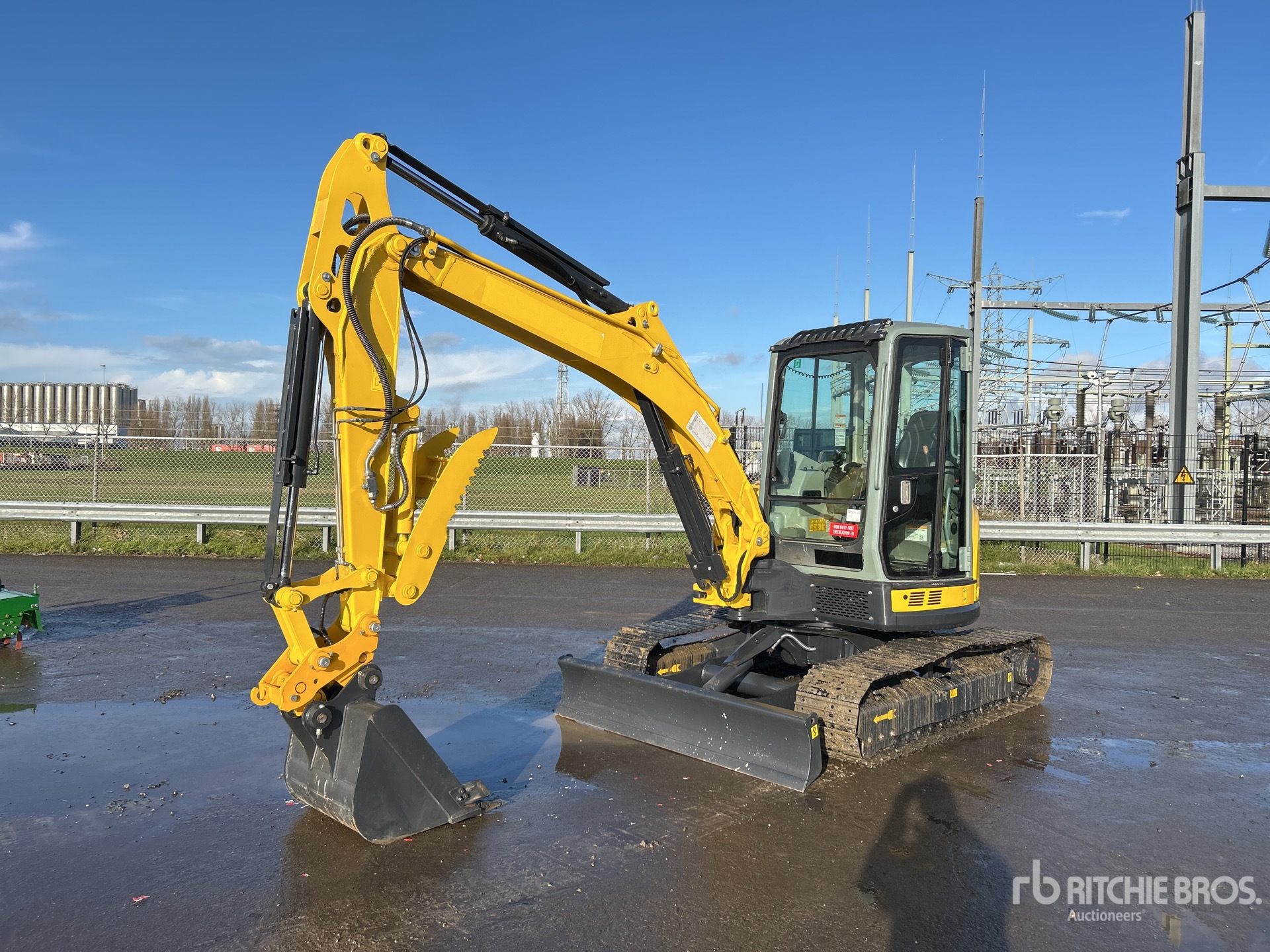 General Appearance with Picture, Left Front Corner