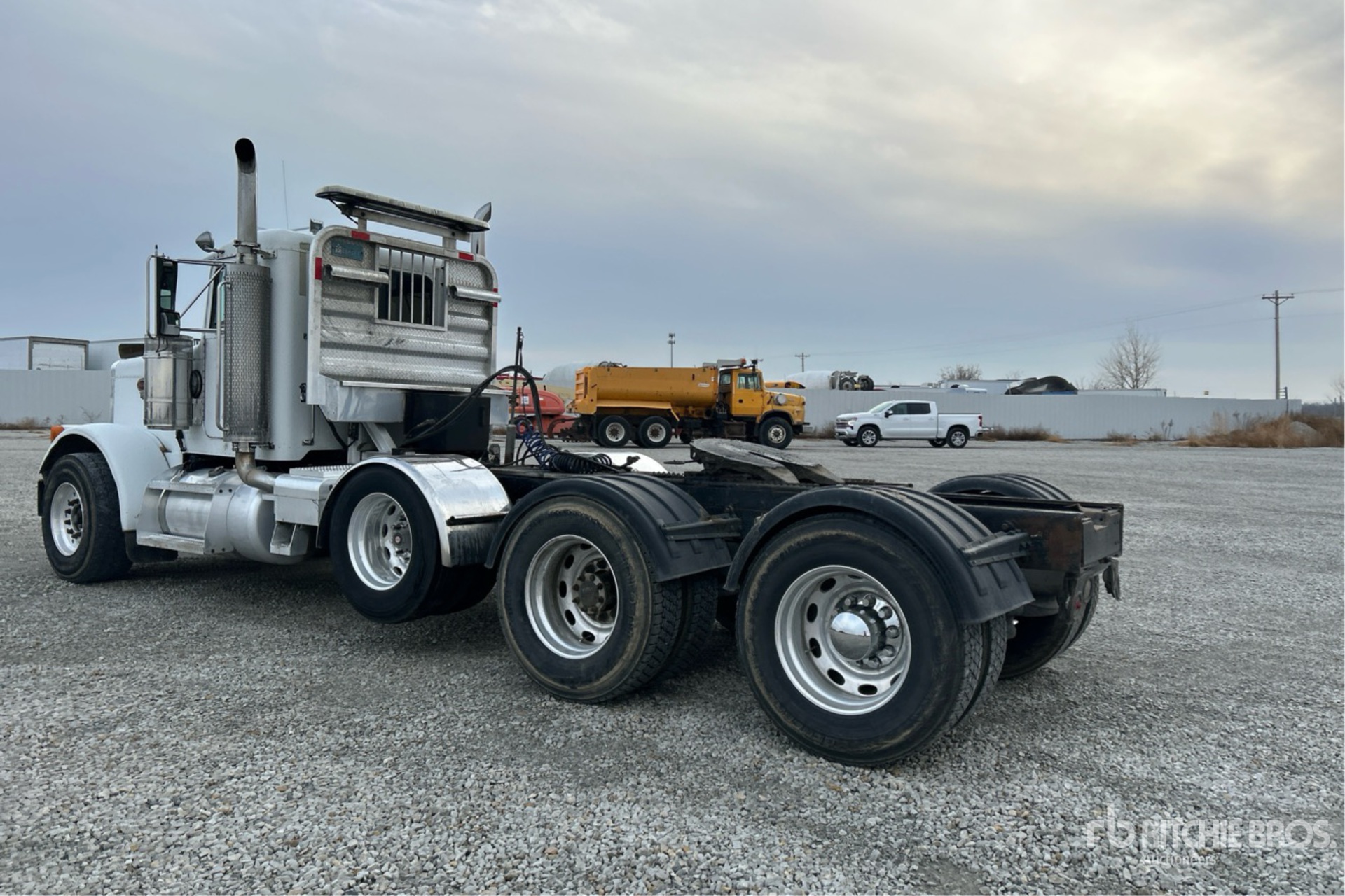 General Appearance with Foto, angolo posteriore sinistro