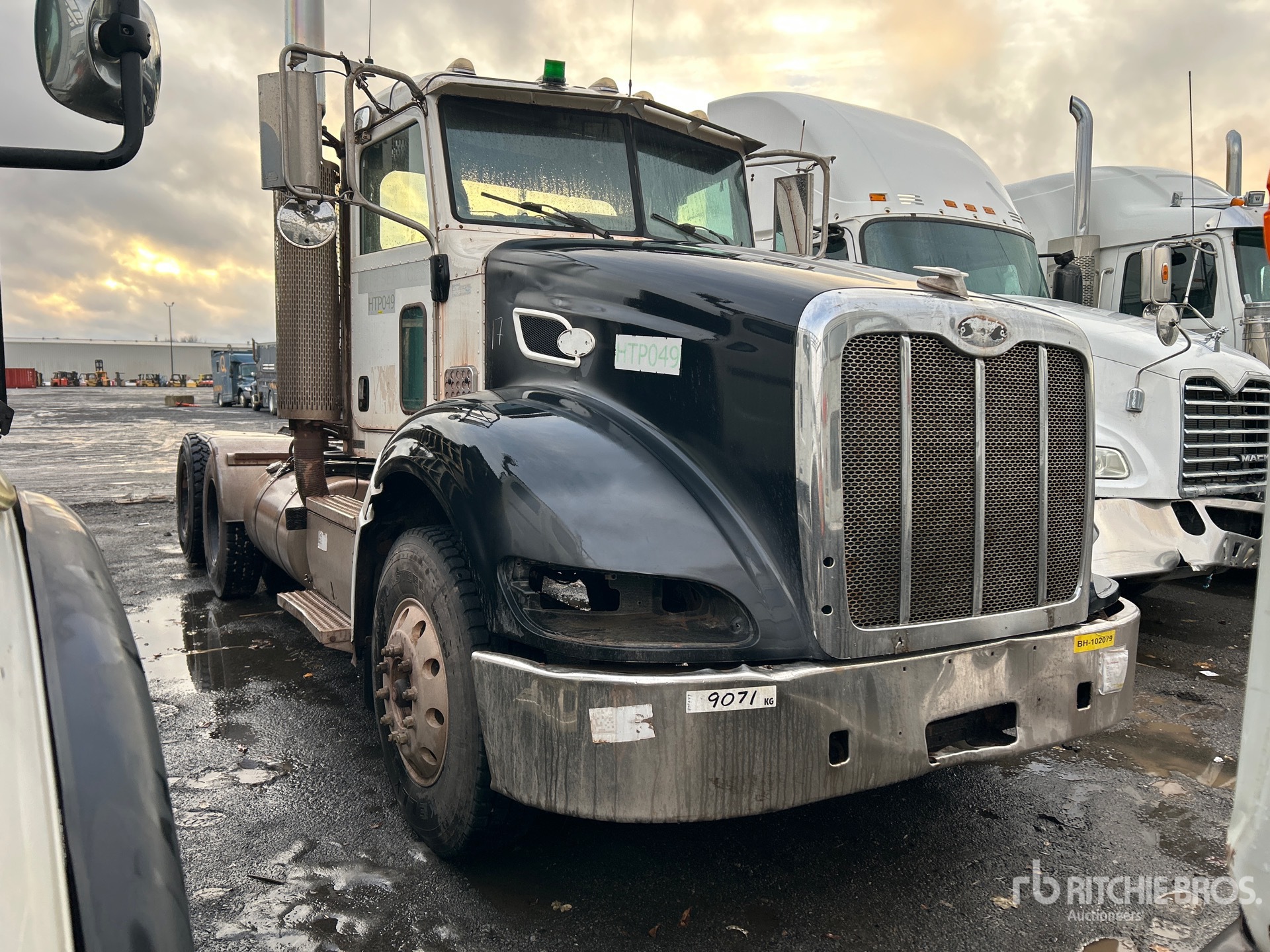 Aspect général with Image, coin avant droit