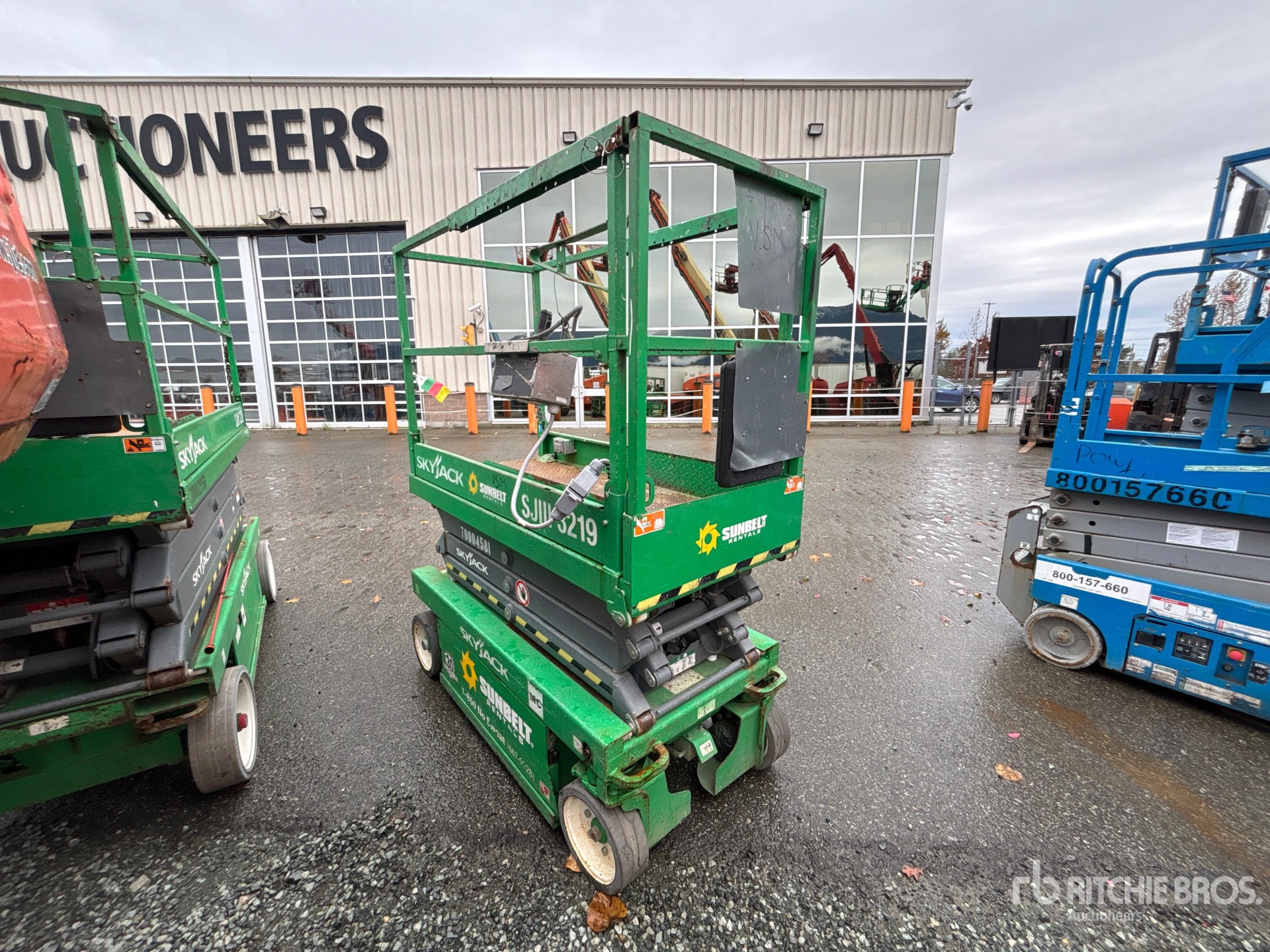 General Appearance with Picture, Right Front Corner