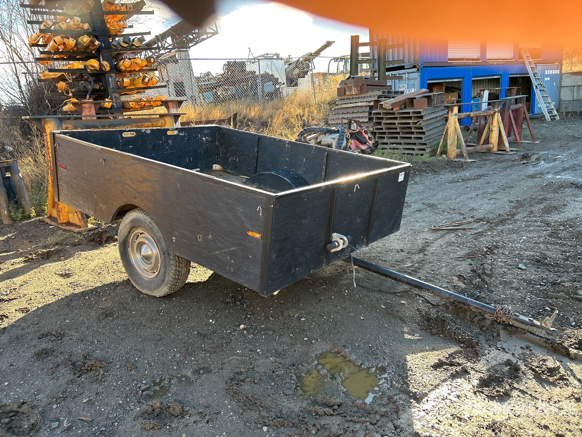 General Appearance with Bild, Ecke vorne rechts