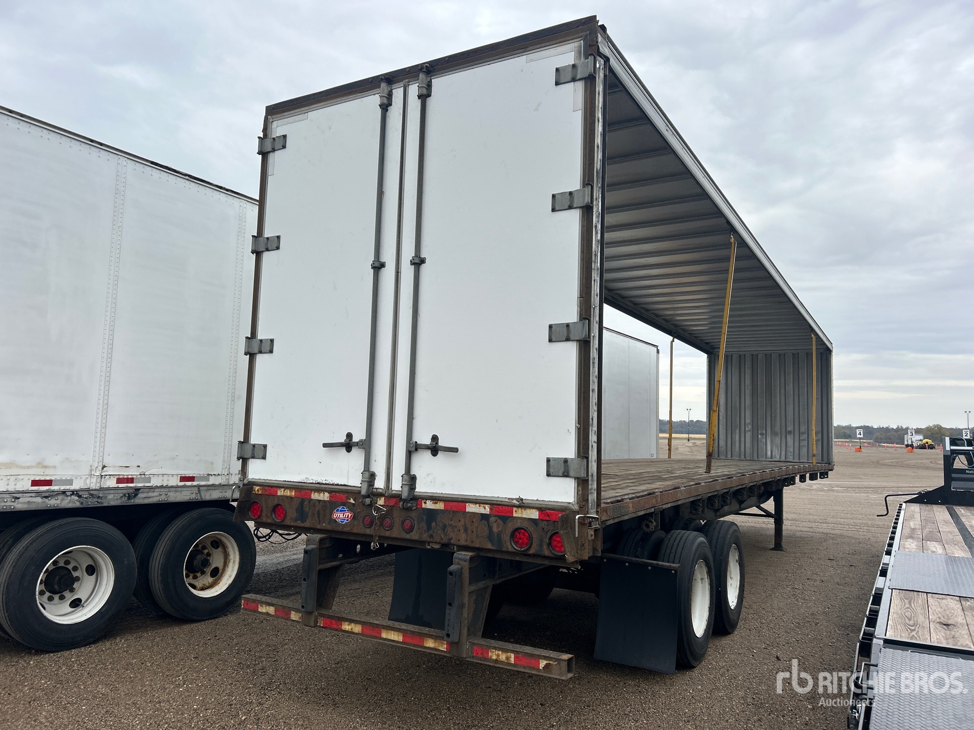 Aspect général with Image, coin arrière droit