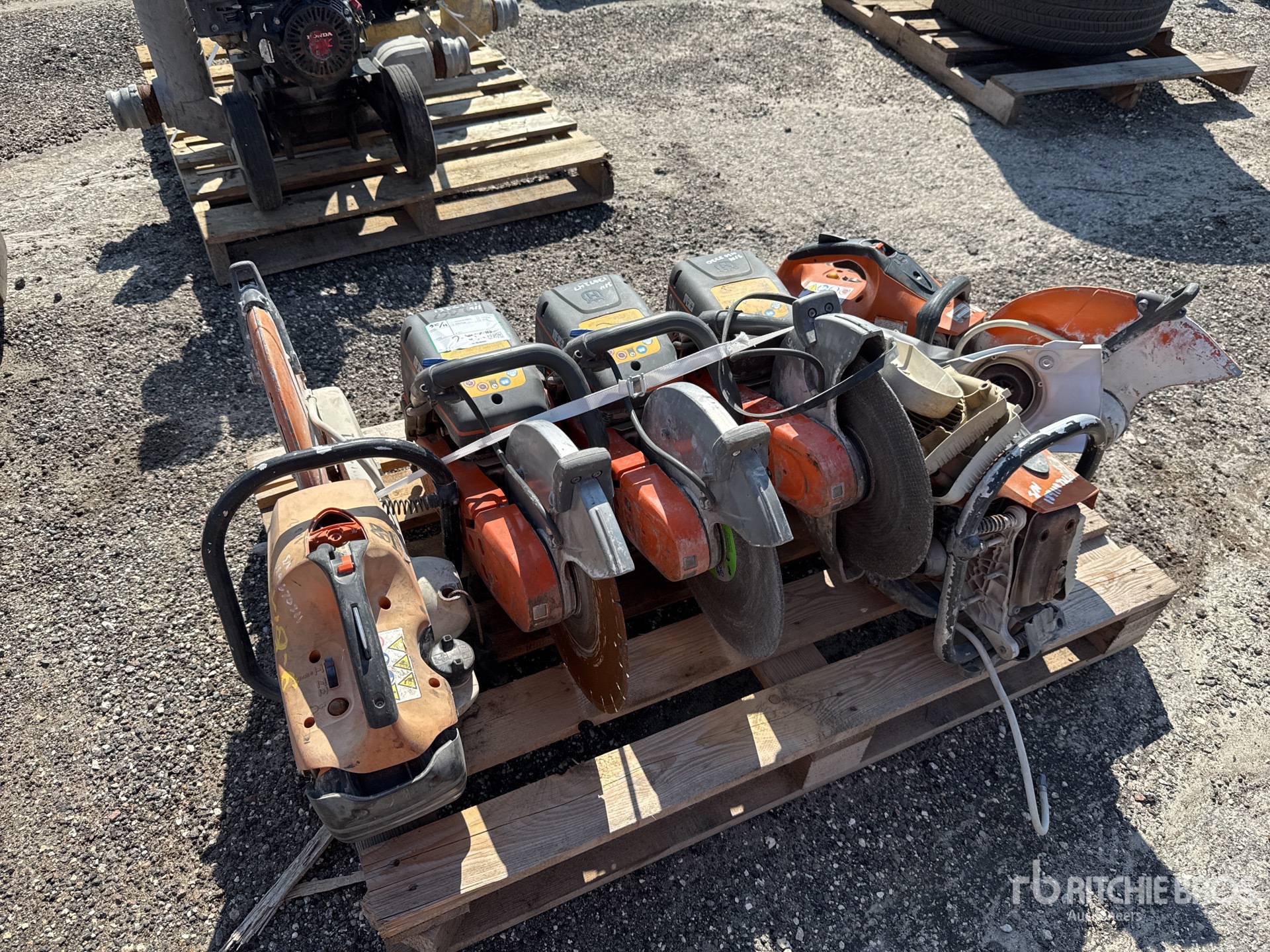 General Appearance with Foto, angolo posteriore sinistro