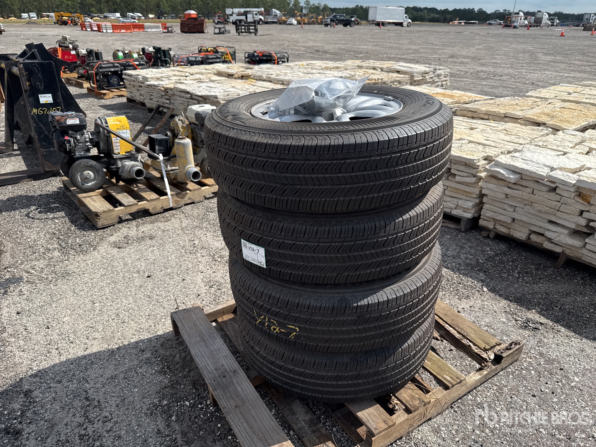 General Appearance with Bild, Ecke vorne links