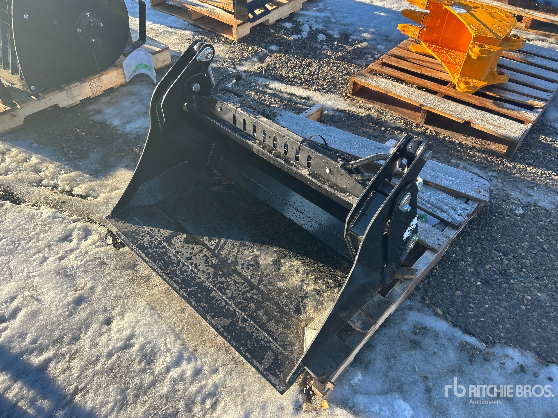 General Appearance with Bild, Ecke vorne links