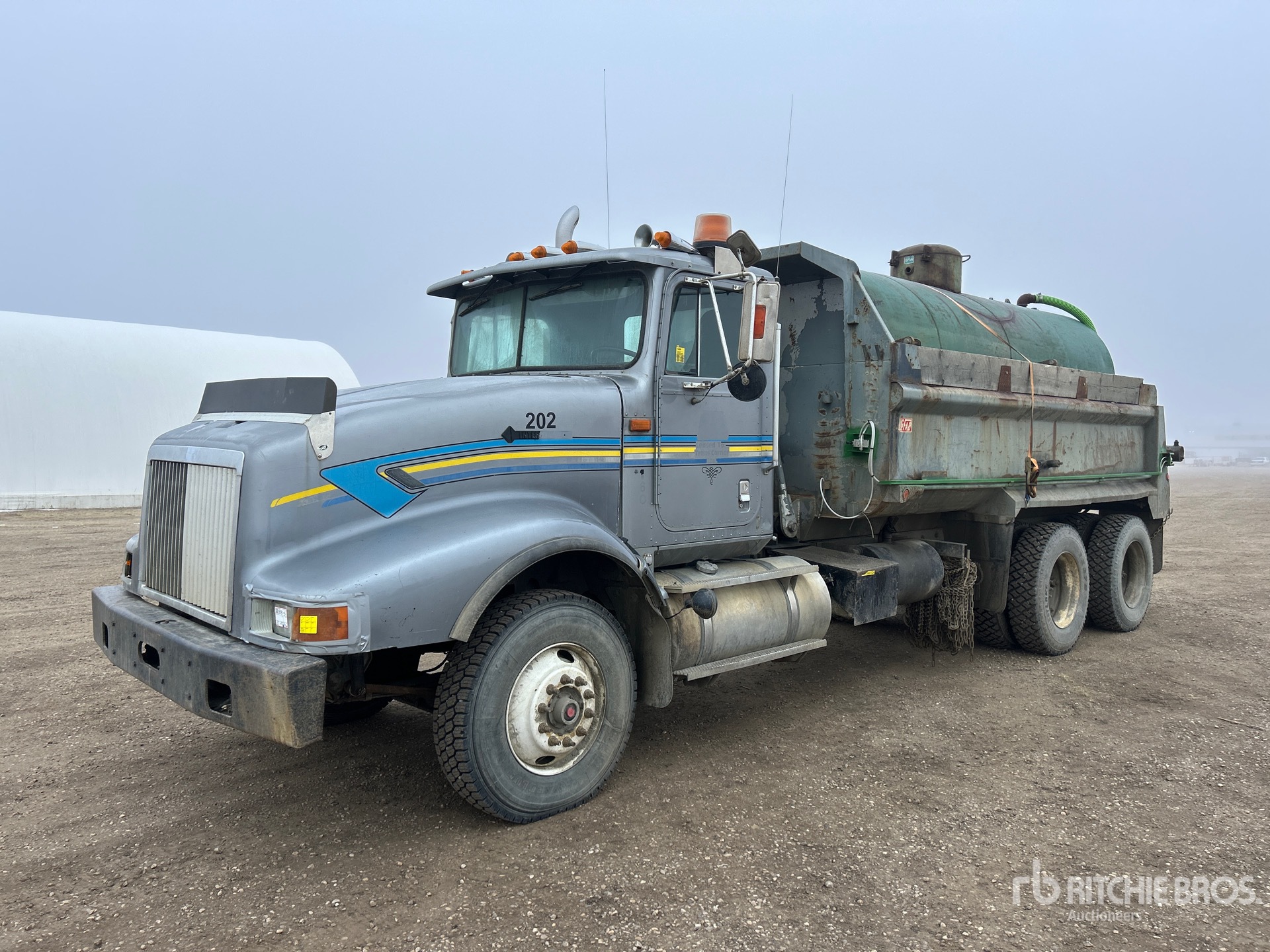 General Appearance with Bild, Ecke vorne links