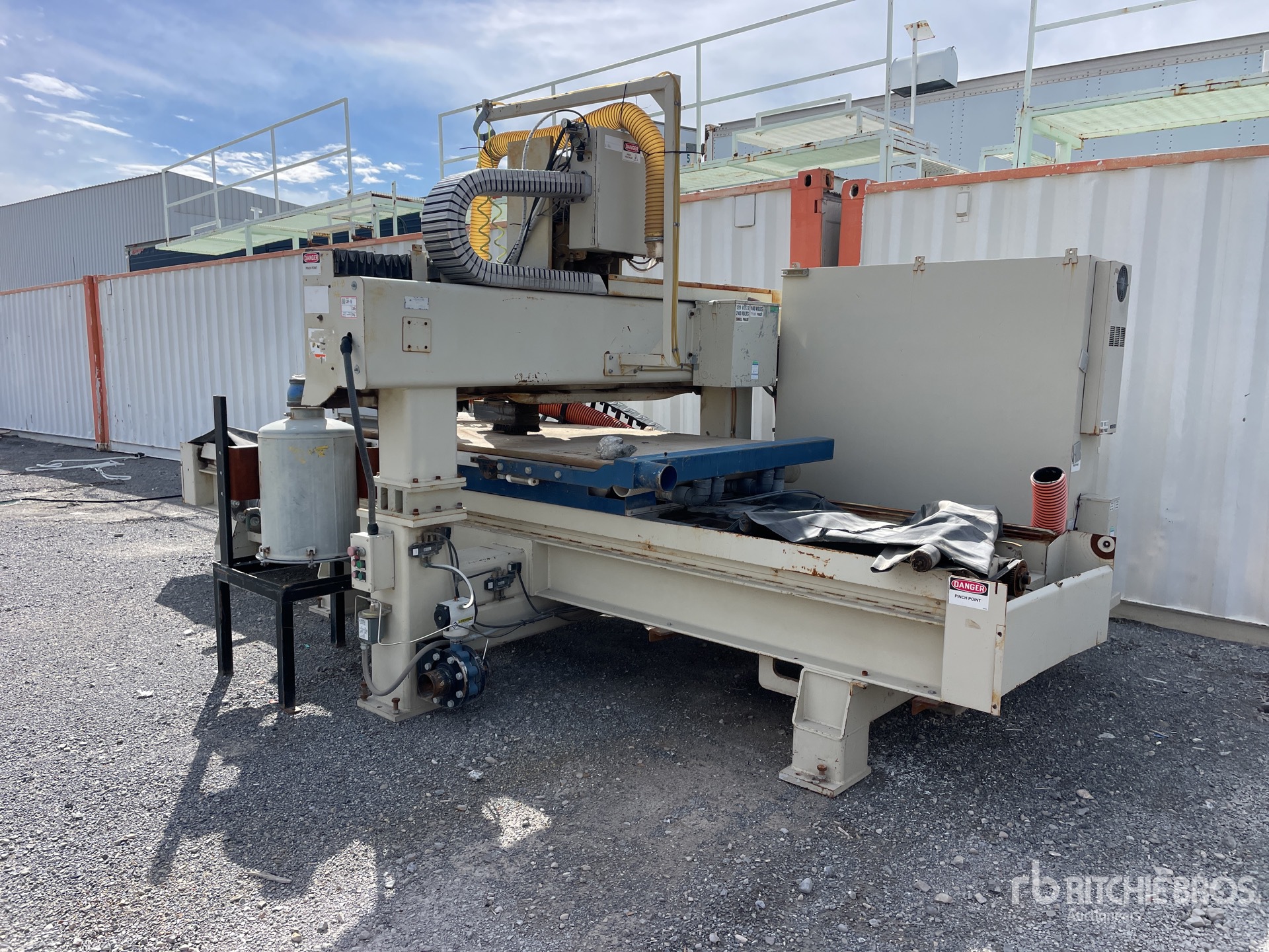 General Appearance with Bild, Ecke vorne links