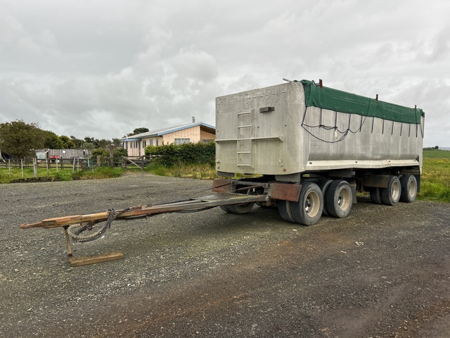 2000 MacEwan Quad/A Aluminum Tipping Trailer
