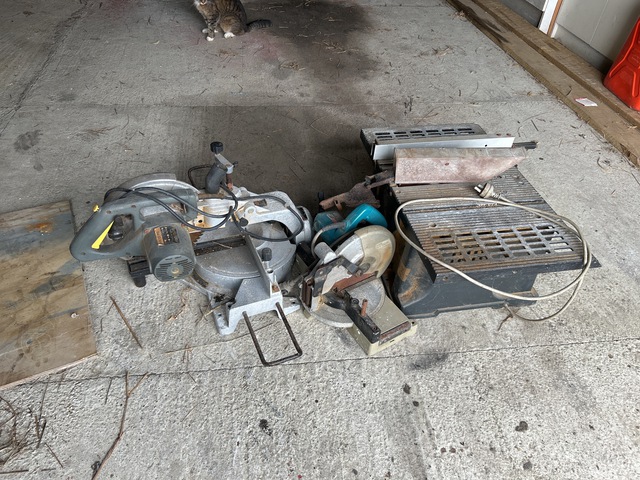 Quantity of (3) Circular saws Circular saws