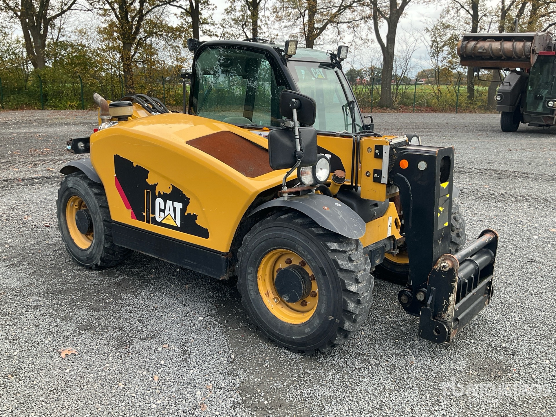 General Appearance with Picture, Right Front Corner