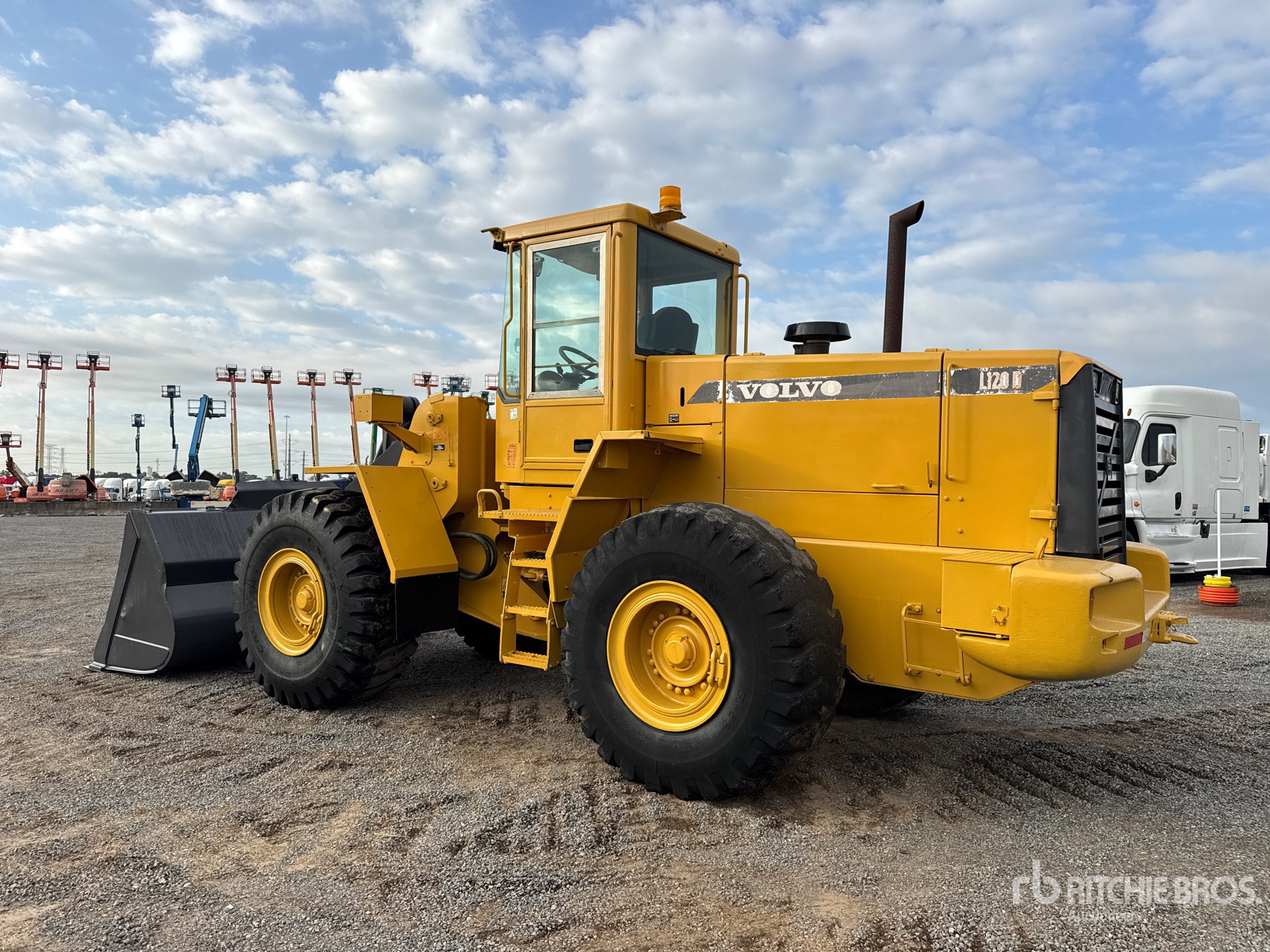 General Appearance with Foto, angolo posteriore sinistro