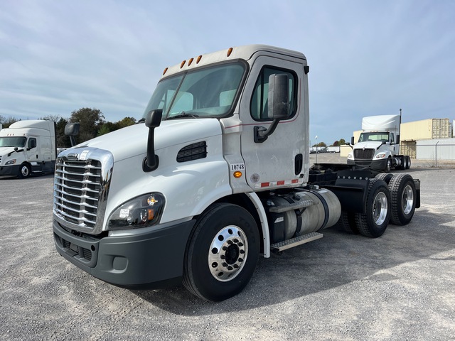2018 Freightliner Cascadia 113 6x4 T/A Day Cab Truck Tractor