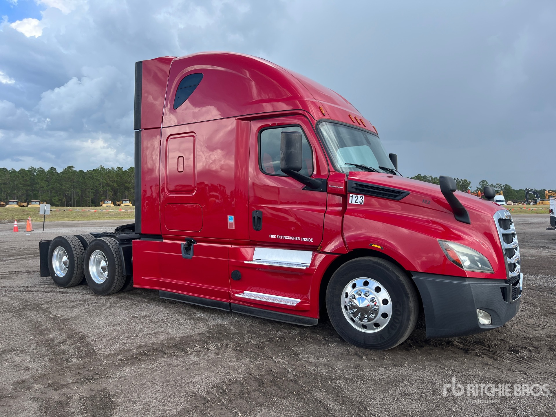 General Appearance with Bild, Ecke vorne rechts