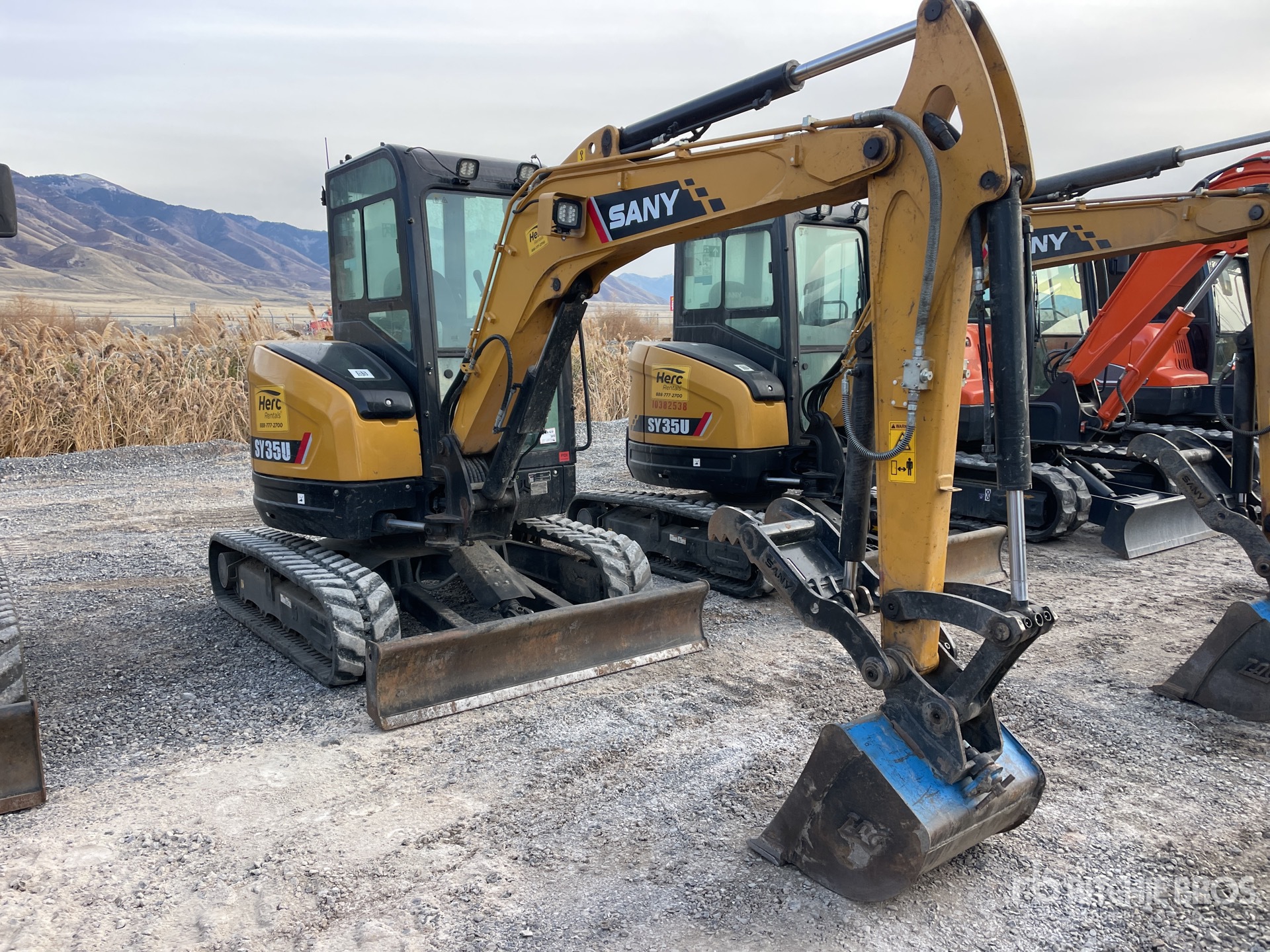 General Appearance with Picture, Right Front Corner