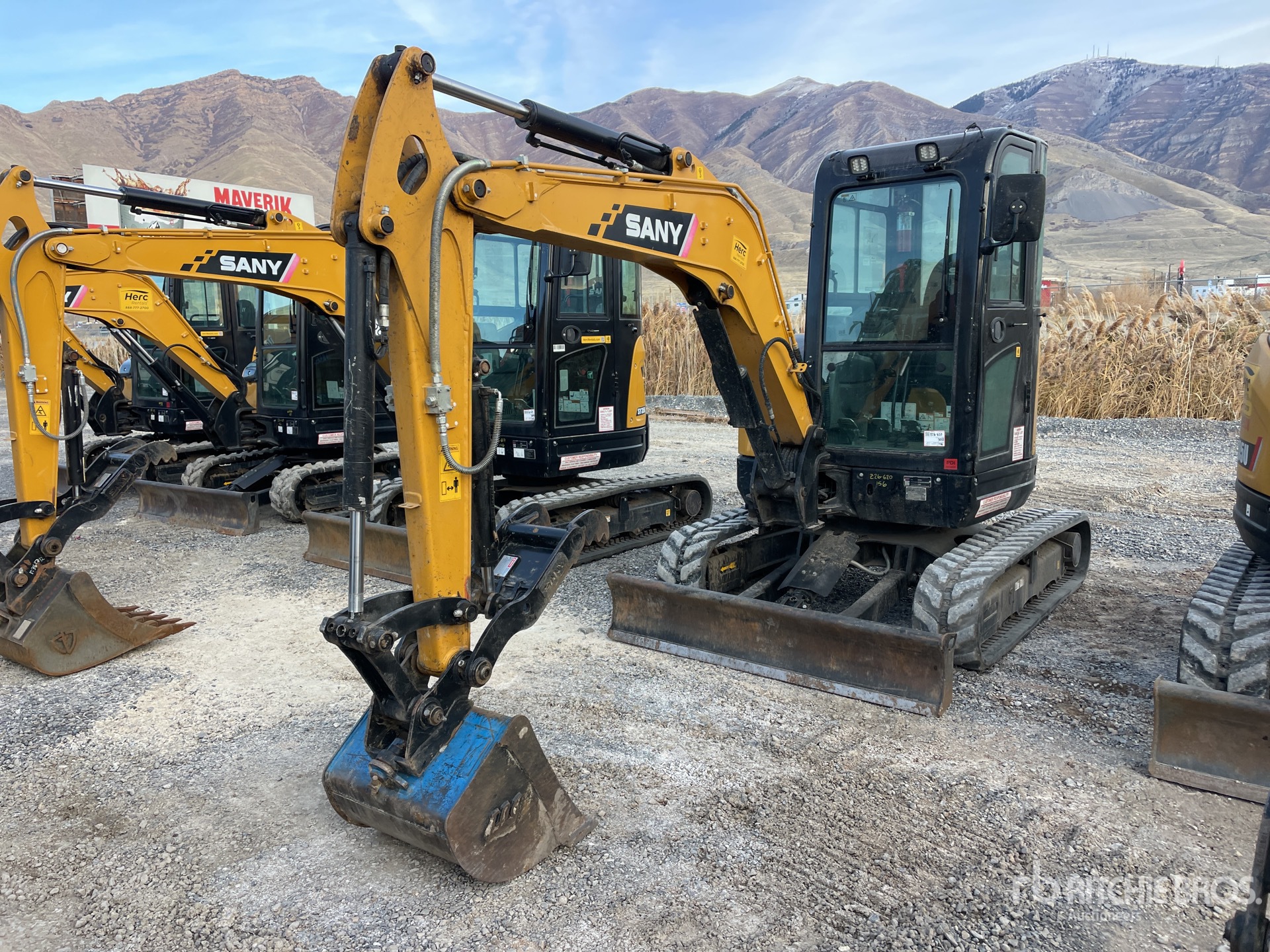 General Appearance with Picture, Left Front Corner