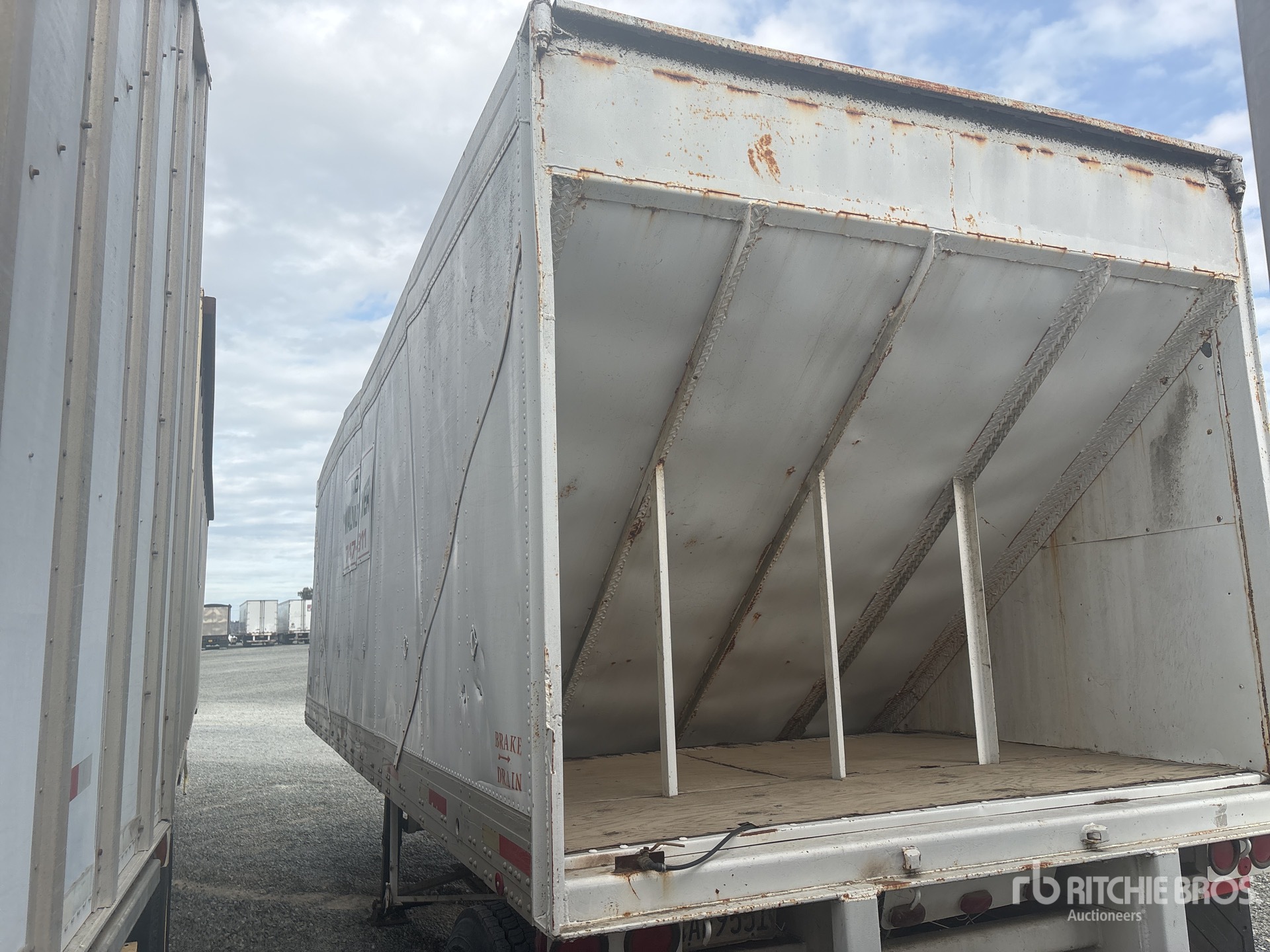 General Appearance with Foto, angolo posteriore sinistro