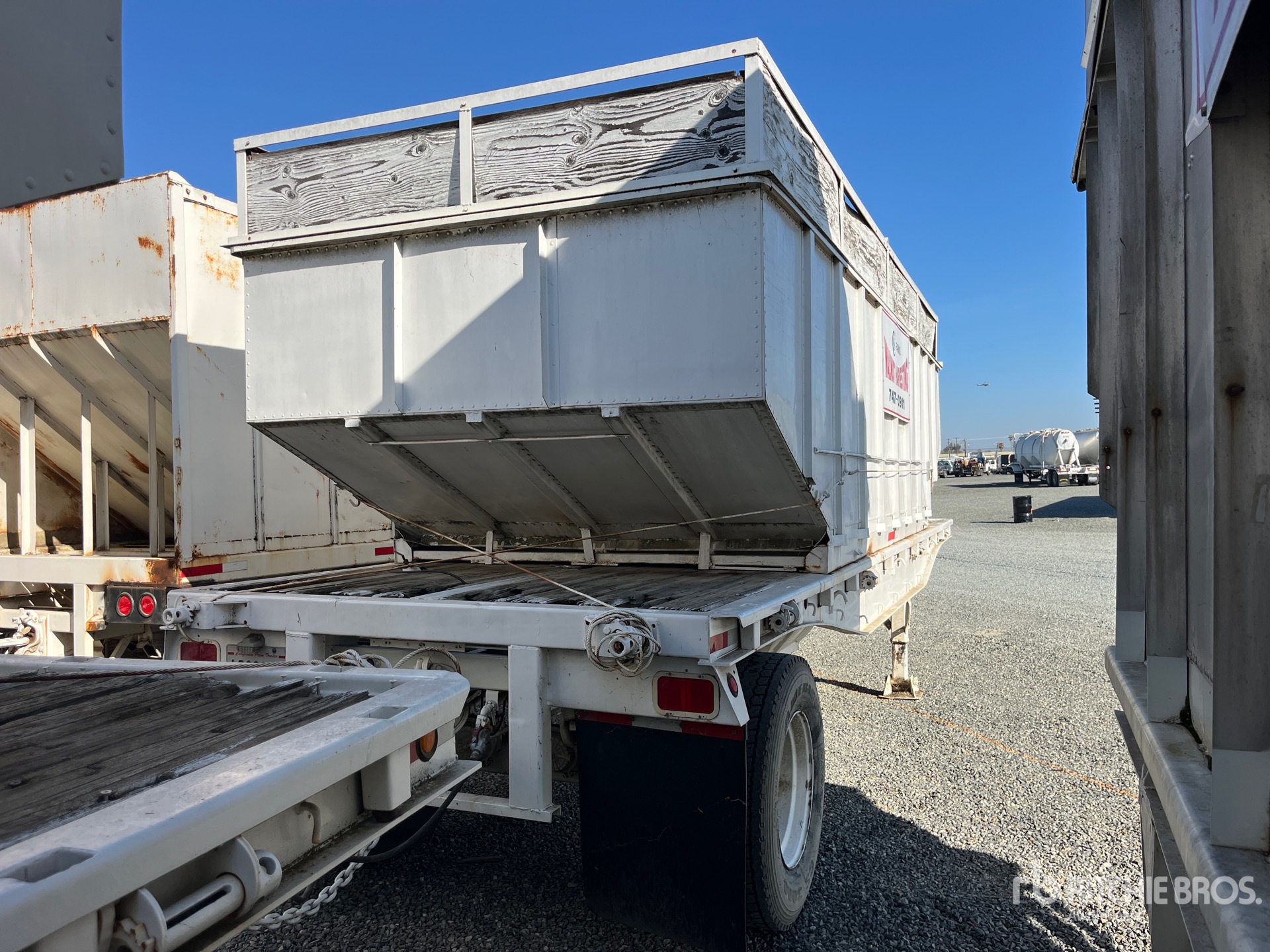 General Appearance with Foto, angolo anteriore sinistro